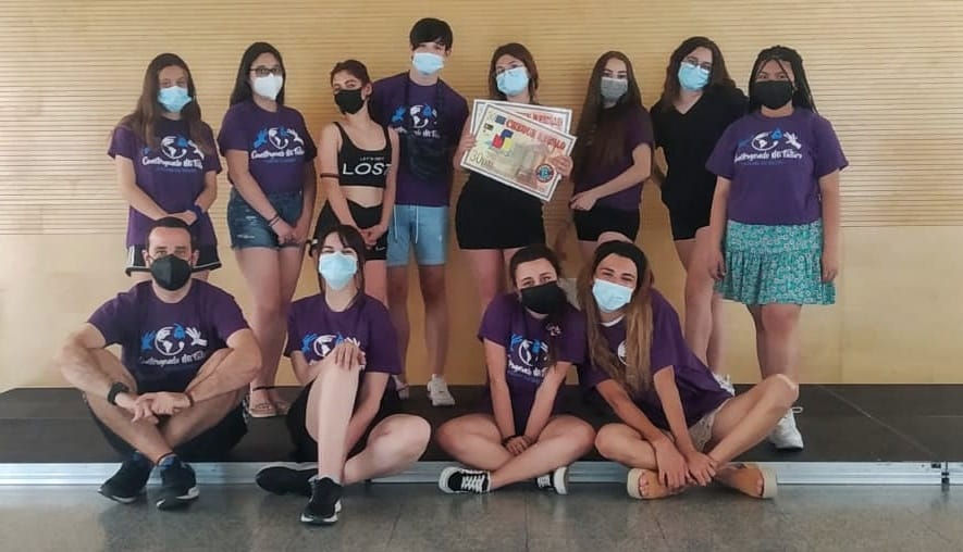 El proyecto ‘Construyendo Mi Futuro’ entrega dos cheques donados por AICOSLA