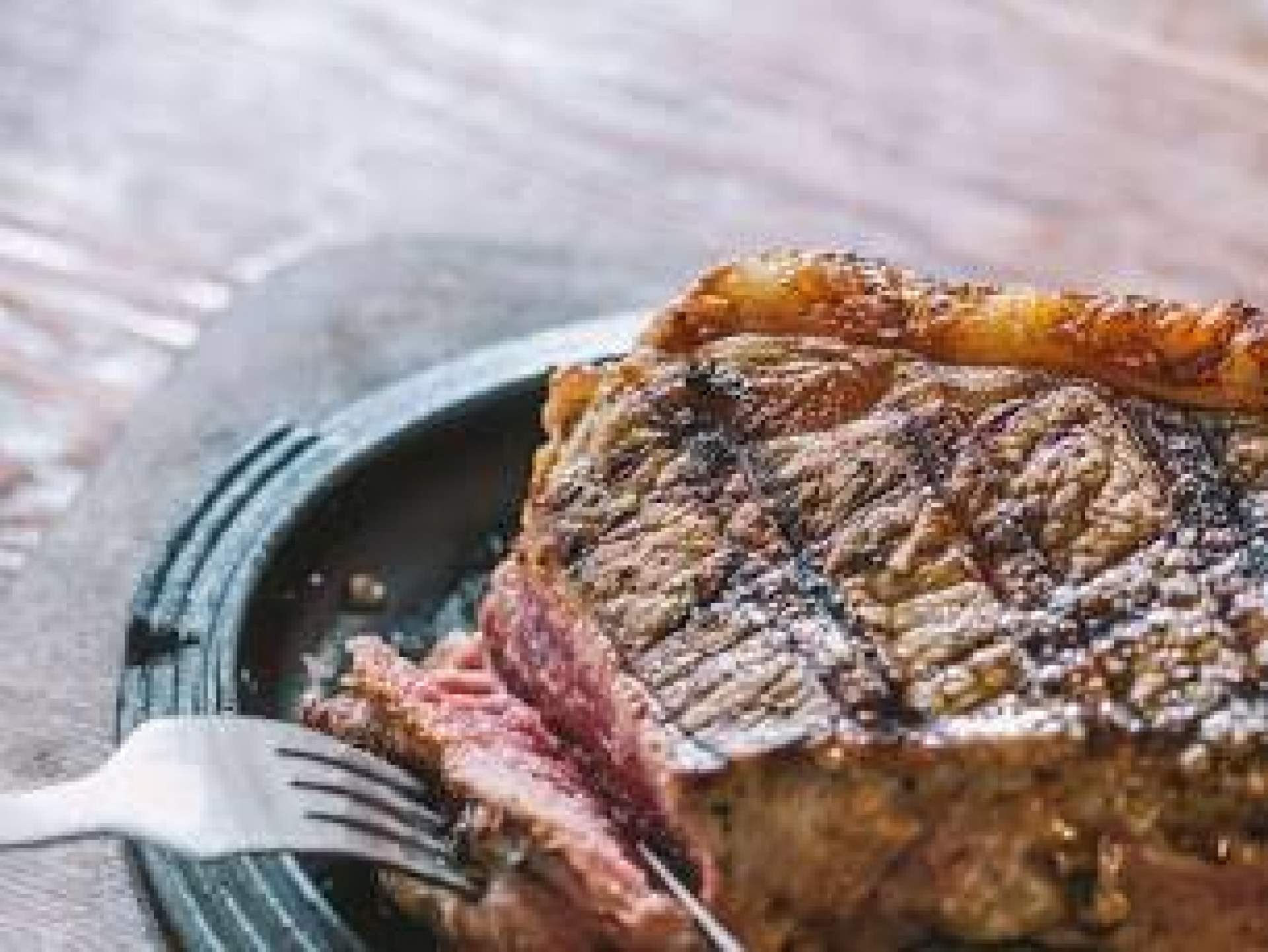 Vic Brasería, el formato de restaurante con carne a la piedra que destaca entre el público más joven