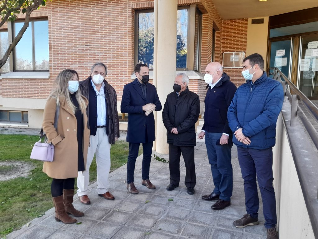 El consejero de Agricultura, Ganadería y Desarrollo Rural, Jose Julio Carnero, visita el Centro de Salud de Laguna de Duero