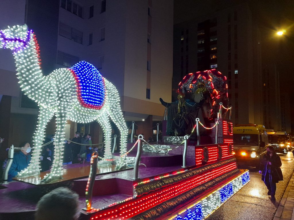 Los Reyes Magos llegan cargados de ilusión y regalos a Laguna de Duero