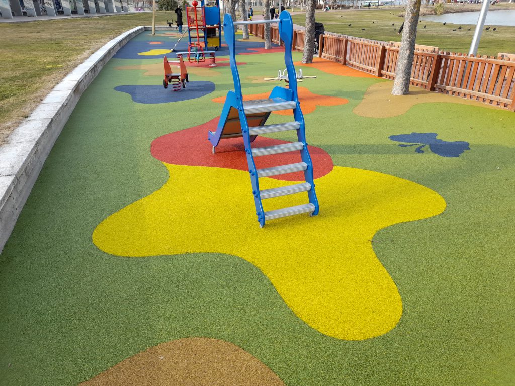 El Ayuntamiento de Laguna de Duero realiza el acondicionamiento y restauración del parque infantil del Entorno del Lago