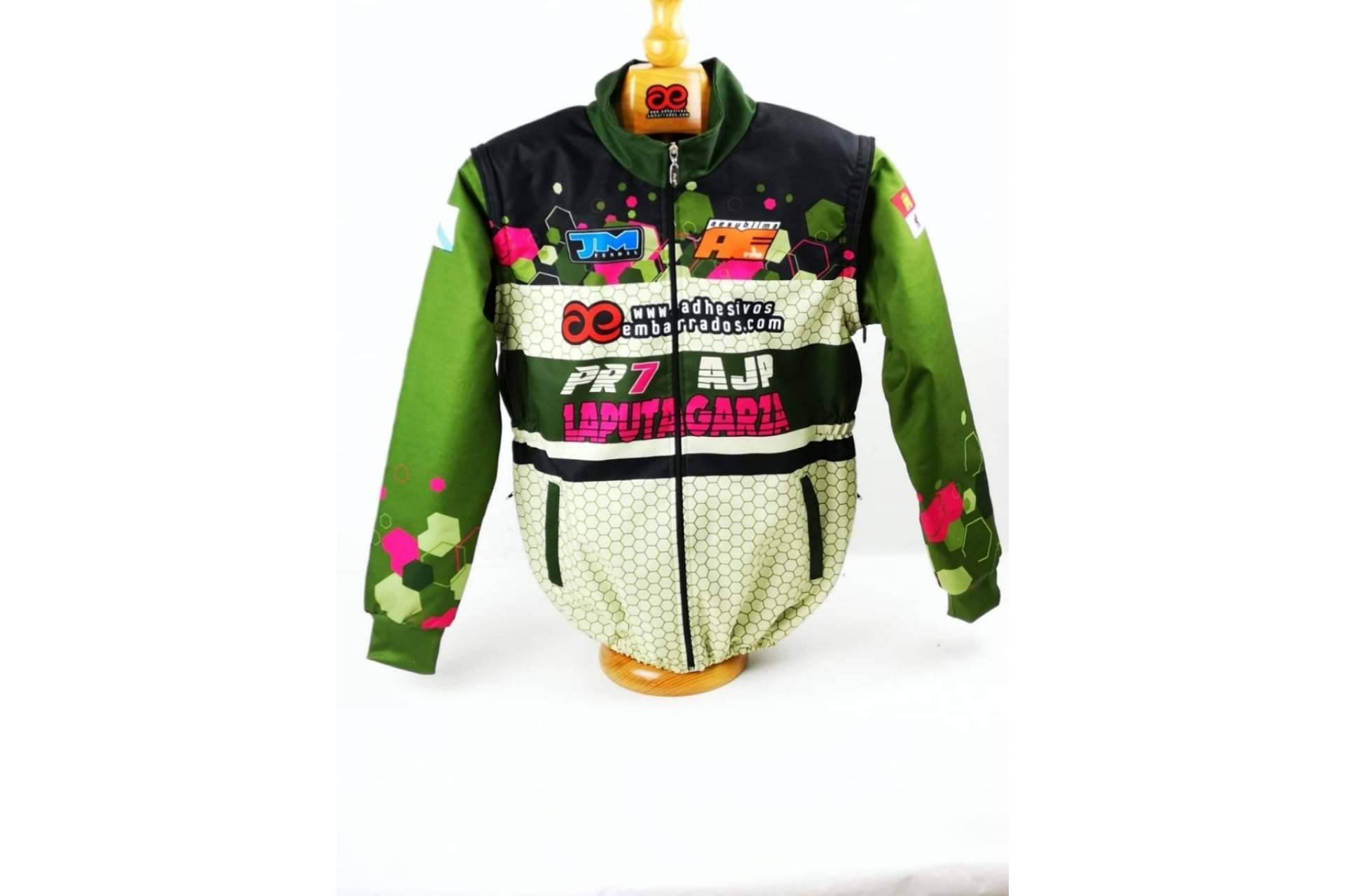 ADHESIVOSEMBARRADOS ofrece la oportunidad de personalizar la chaqueta Dakar