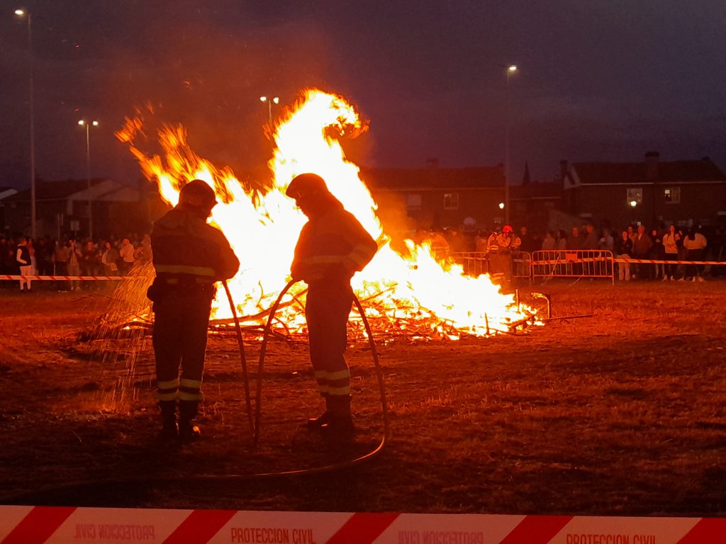 Laguna de Duero celebra la noche más corta con la tradicional hoguera y una discomovida en la Plaza de Toros