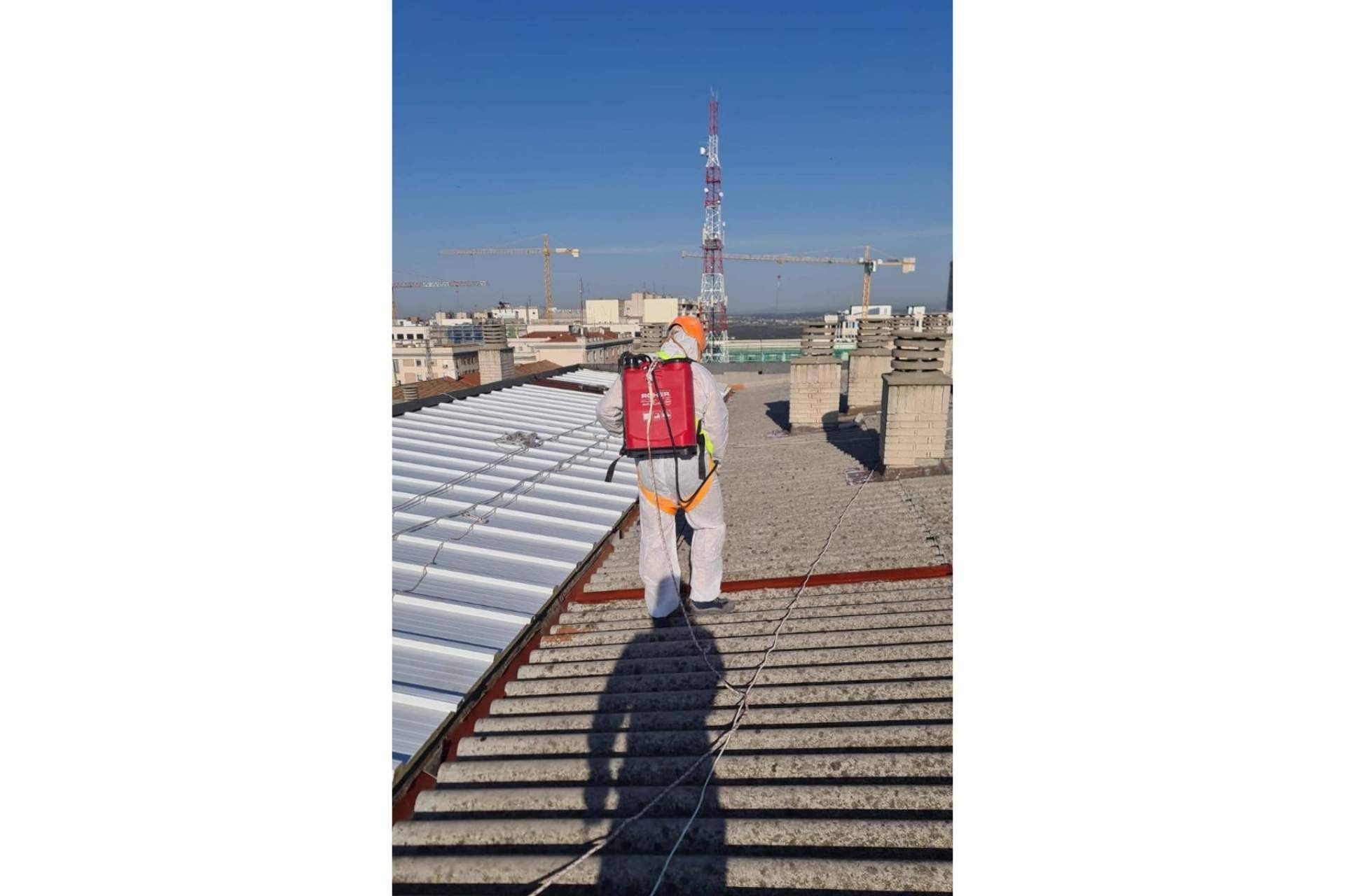 Evitar problemas de salud con la retirada de uralita en los tejados y edificios de Madrid, por Arkitex Pro Asistencia