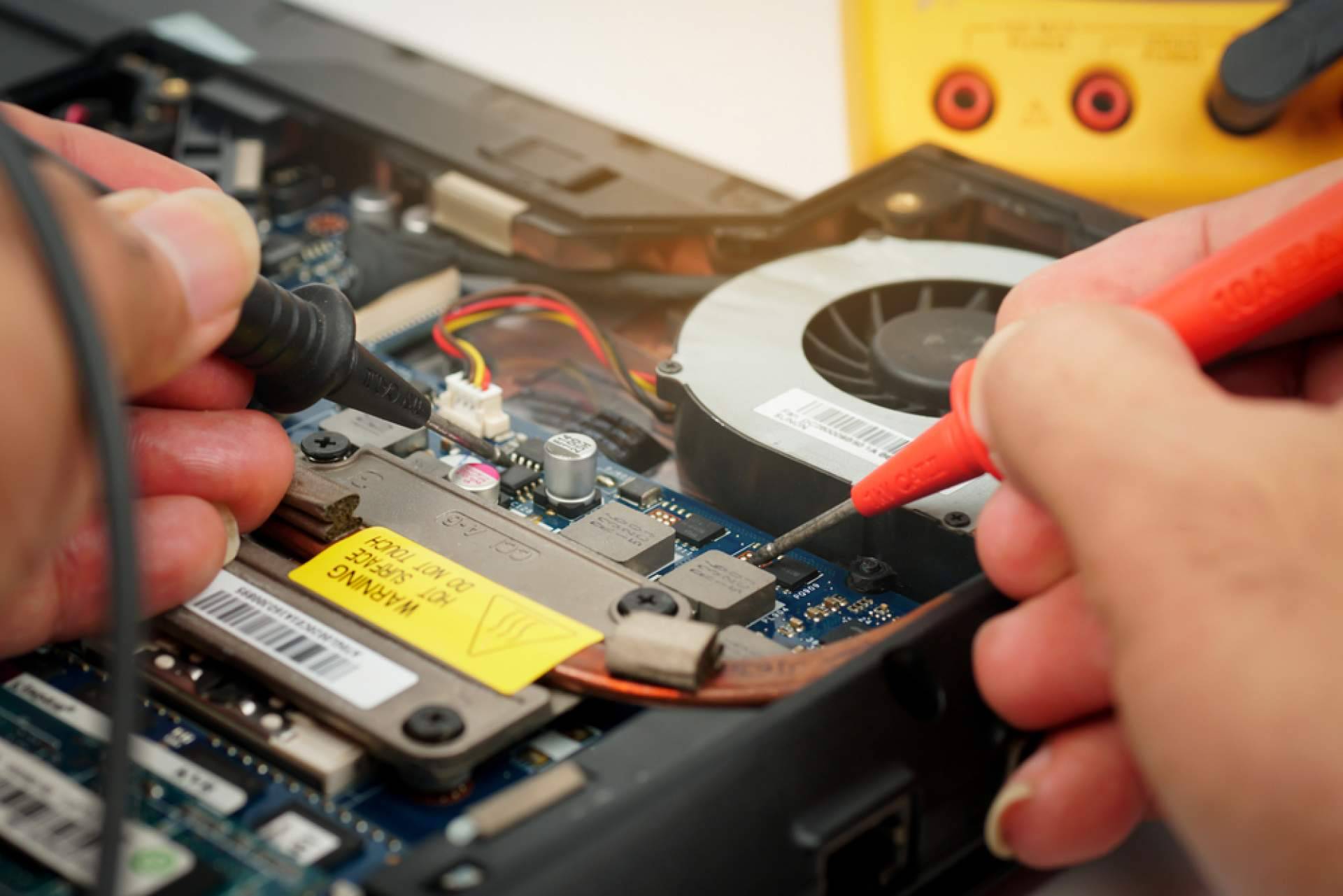 Servicios de reparación y mantenimiento de ordenadores con una garantía de seis meses, por Servitec