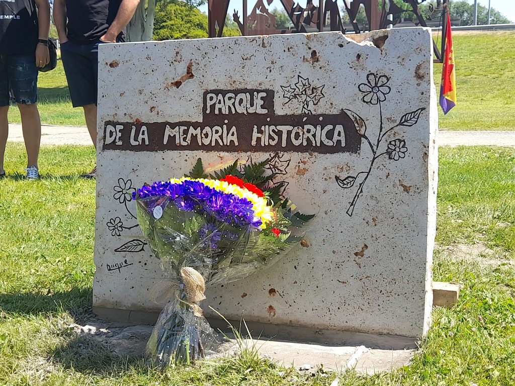 Acto de colocación de la placa del Parque de la Memoria Histórica en el 5º aniversario de la inauguración del monumento