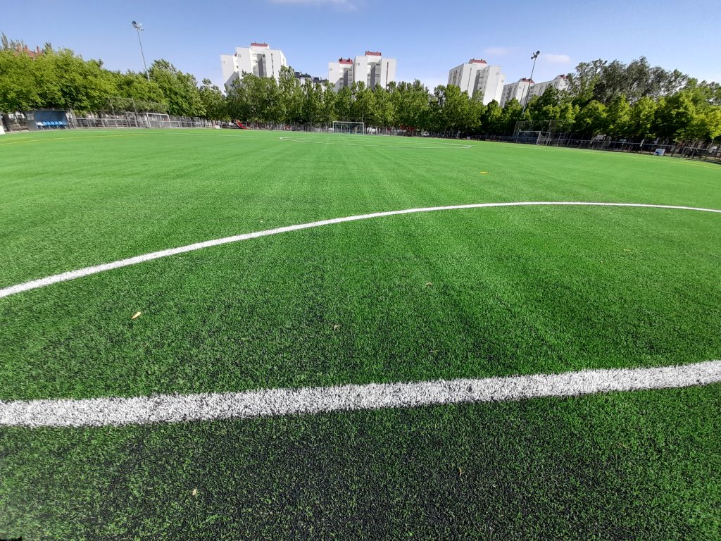 El Ayuntamiento de Laguna de Duero sustituye el césped artificial del campo exterior de Fútbol Municipal