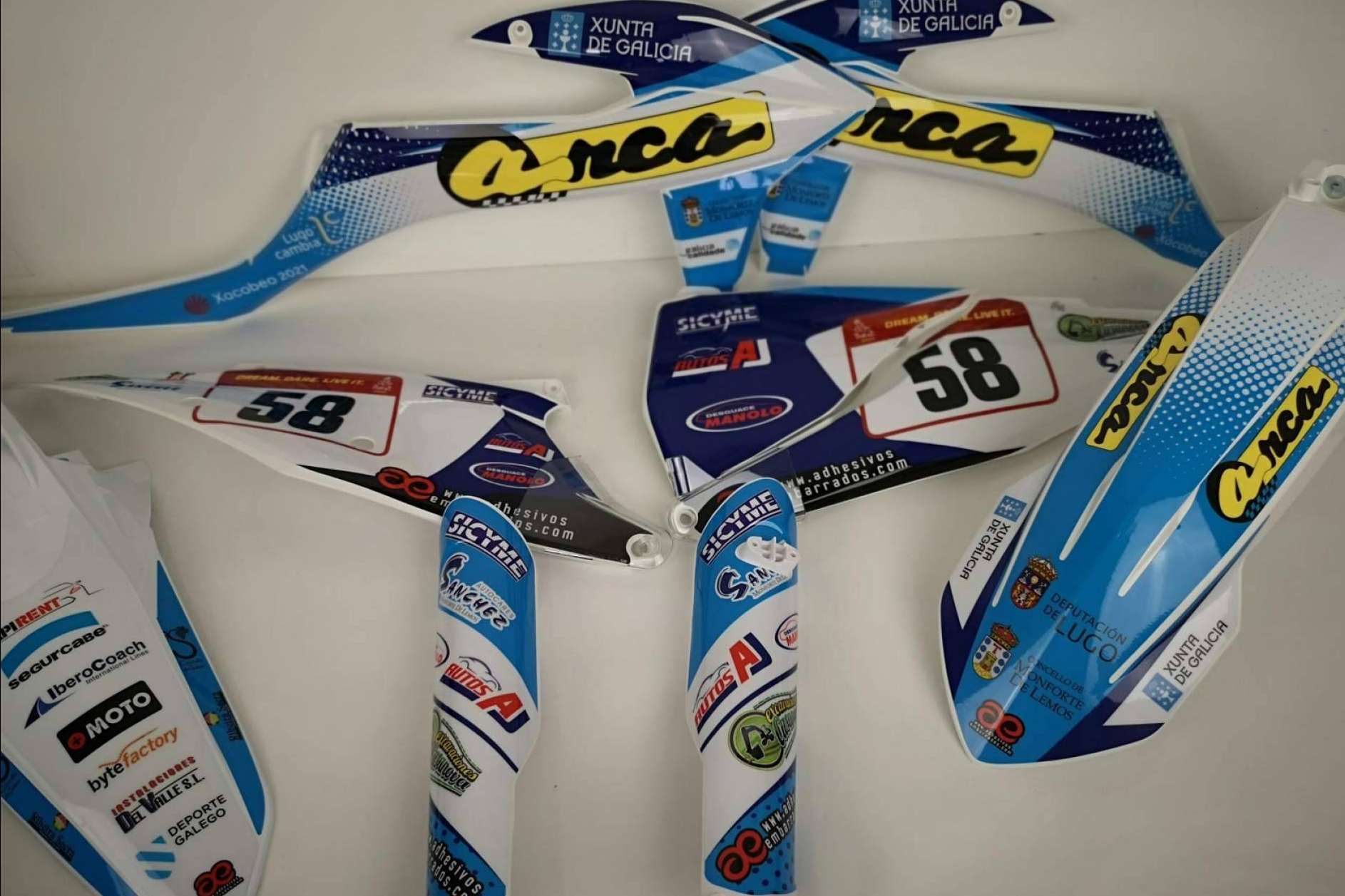 ADHESIVOSEMBARRADOS ofrece plásticos y adhesivos para motos off road