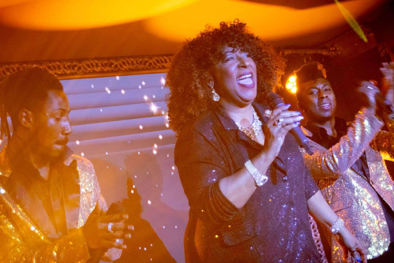 El nuevo restaurante espectáculo en Sitges - Barcelona, ZAK Rendez Vous, sorprende con un gran show de cantantes en vivo