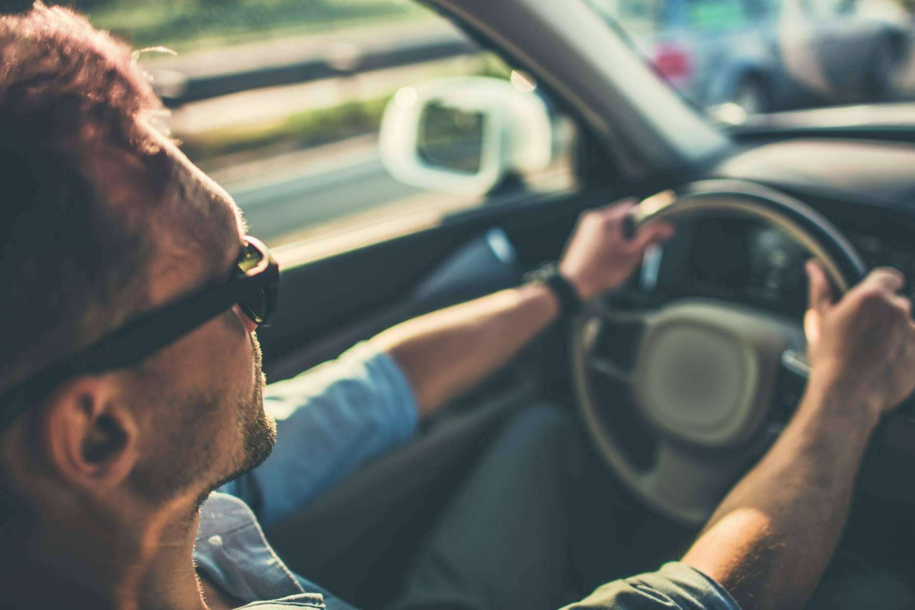 Carolina Lober y Confortauto recuerdan la importancia de las gafas de sol al volante