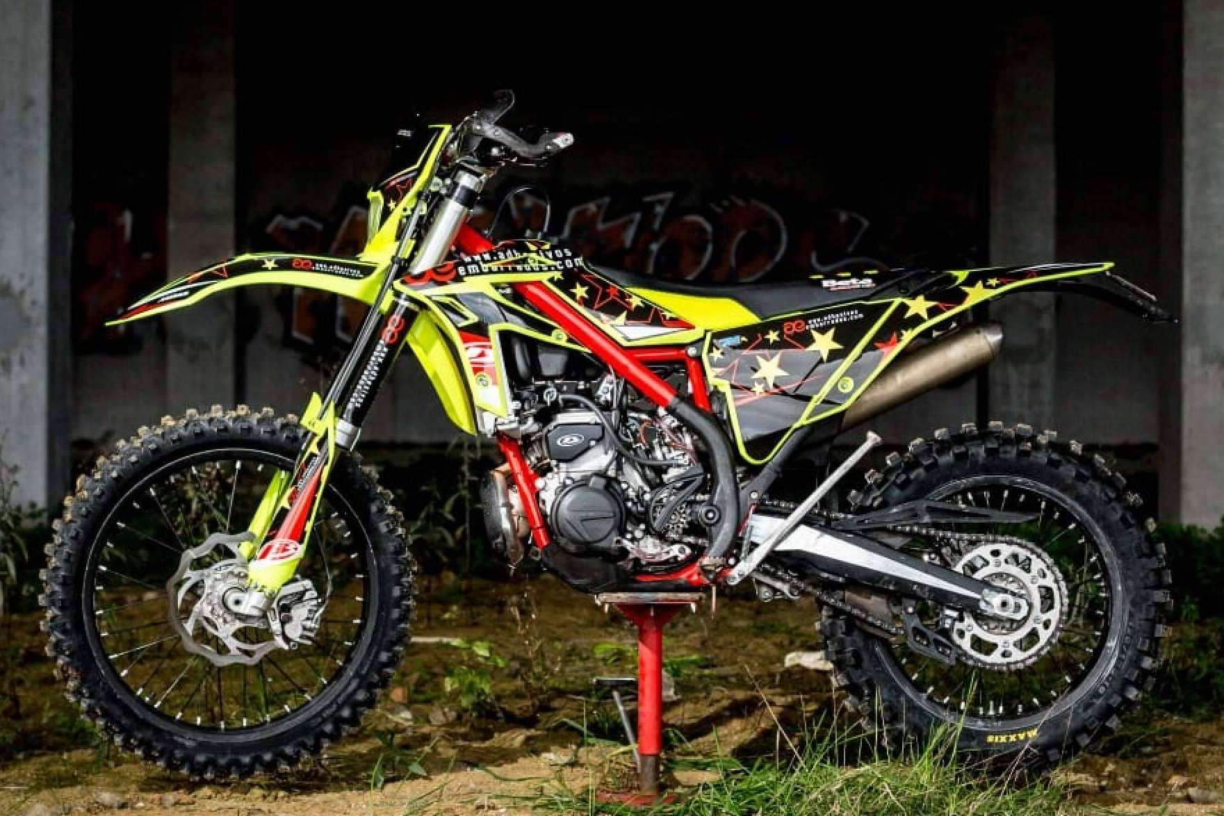 Personalización de motos a través de las pegatinas para motos de ADHESIVOSEMBARRADOS