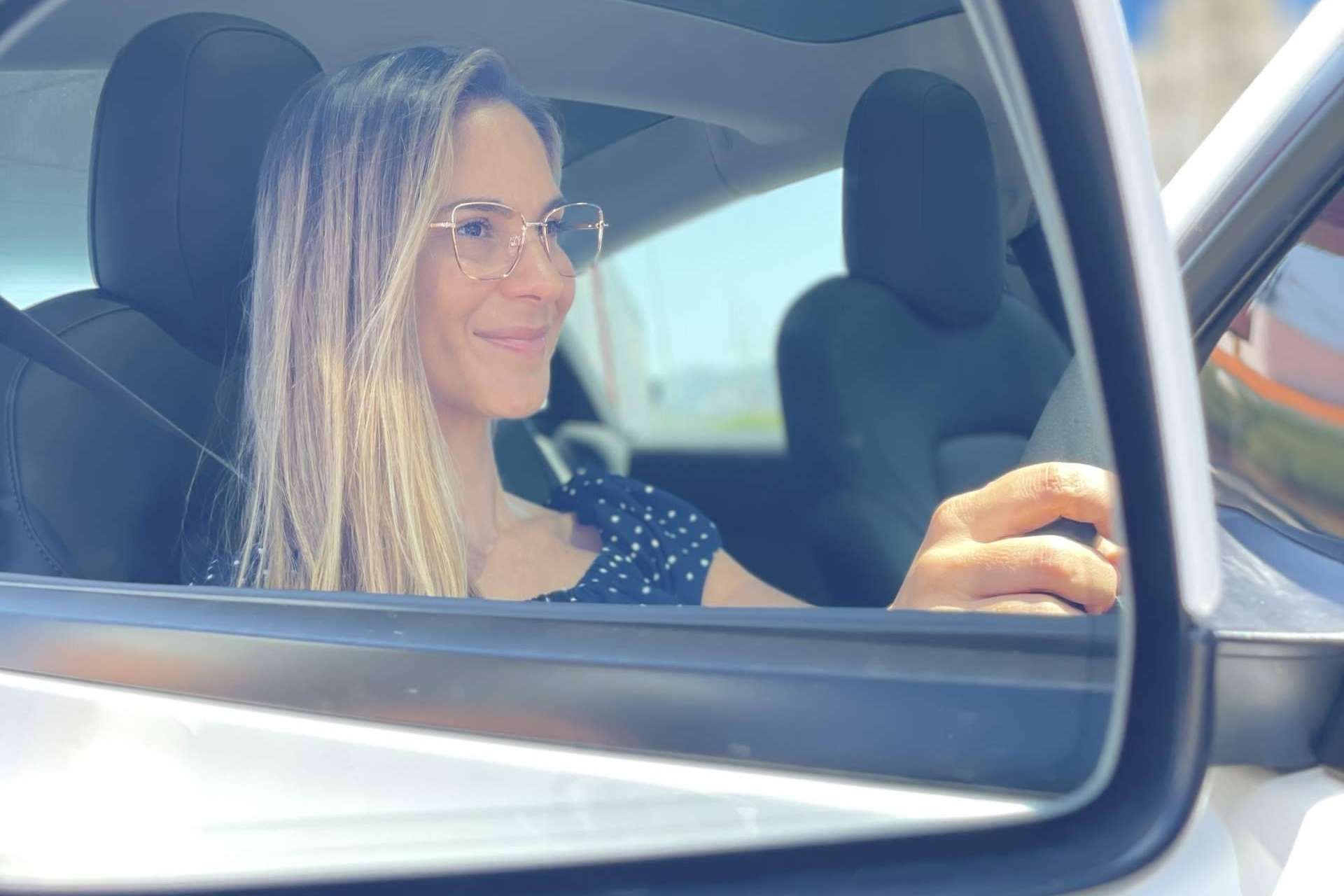 Los consejos más importantes a tener en cuenta para conducir con gafas, por Carolina Lober y Confortauto
