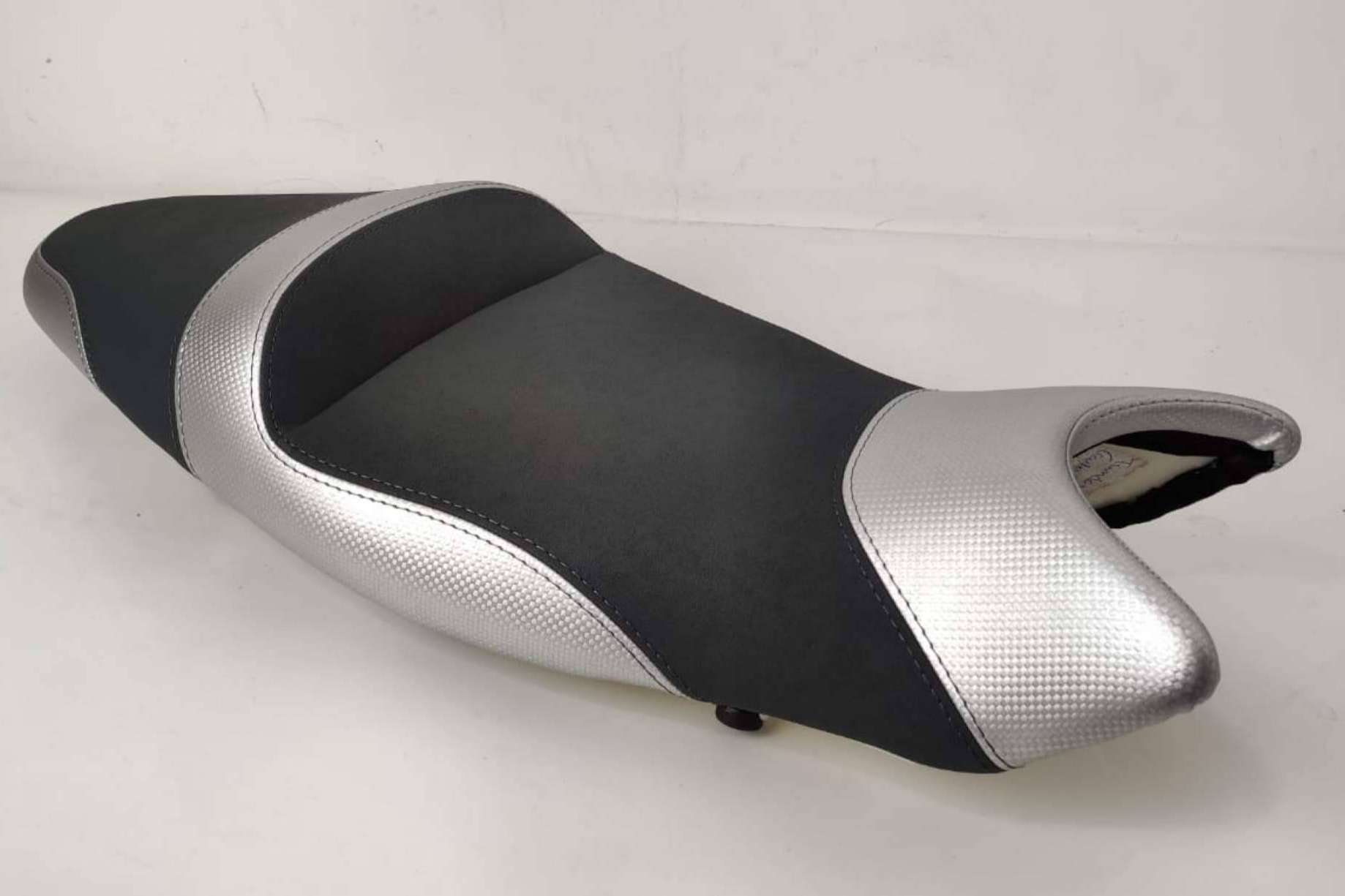 JM-FUNDAS ofrece servicio de tapizado en asiento de moto