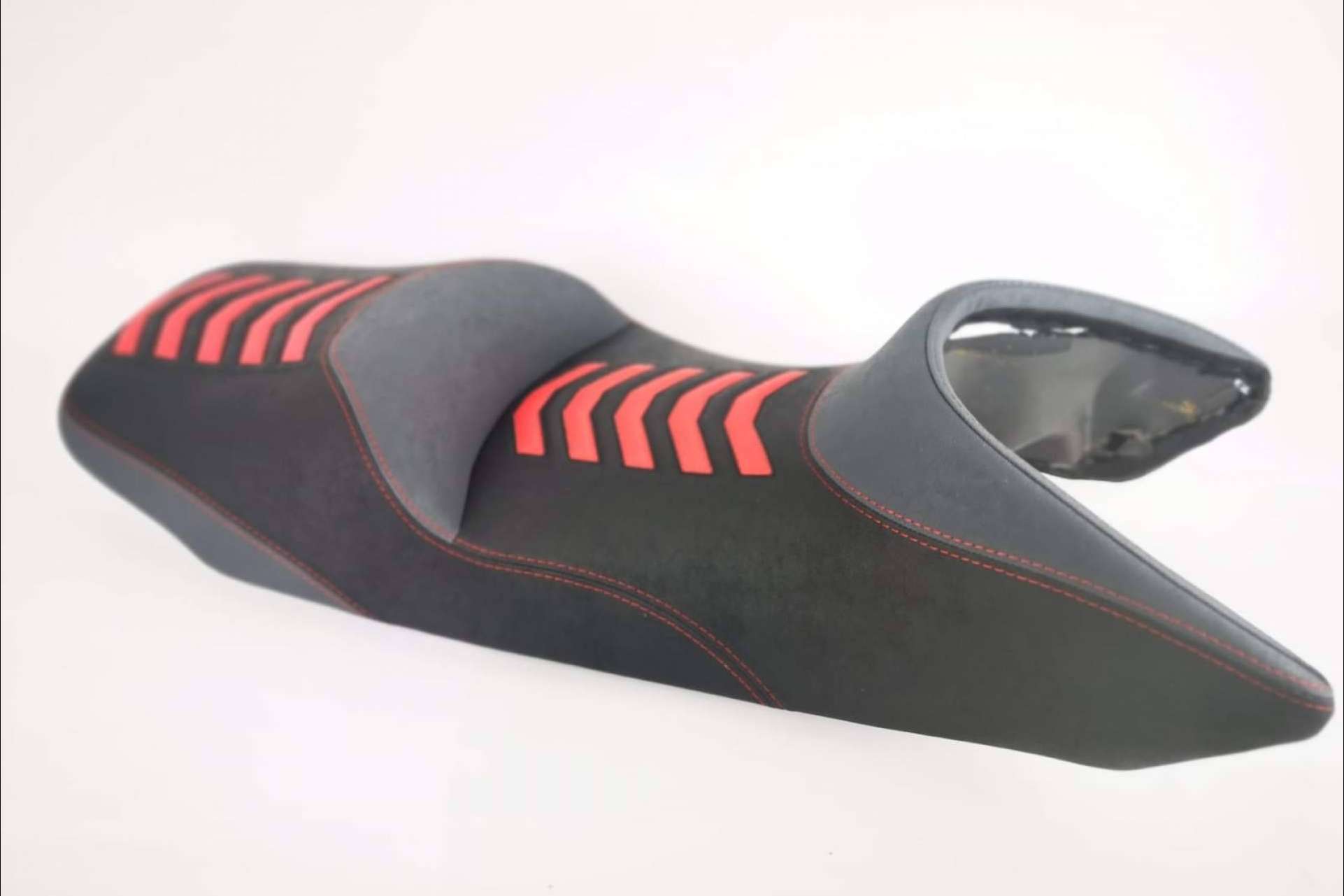 Mejorar la experiencia en la carretera con la personalización del asiento de moto que realiza JM-FUNDAS