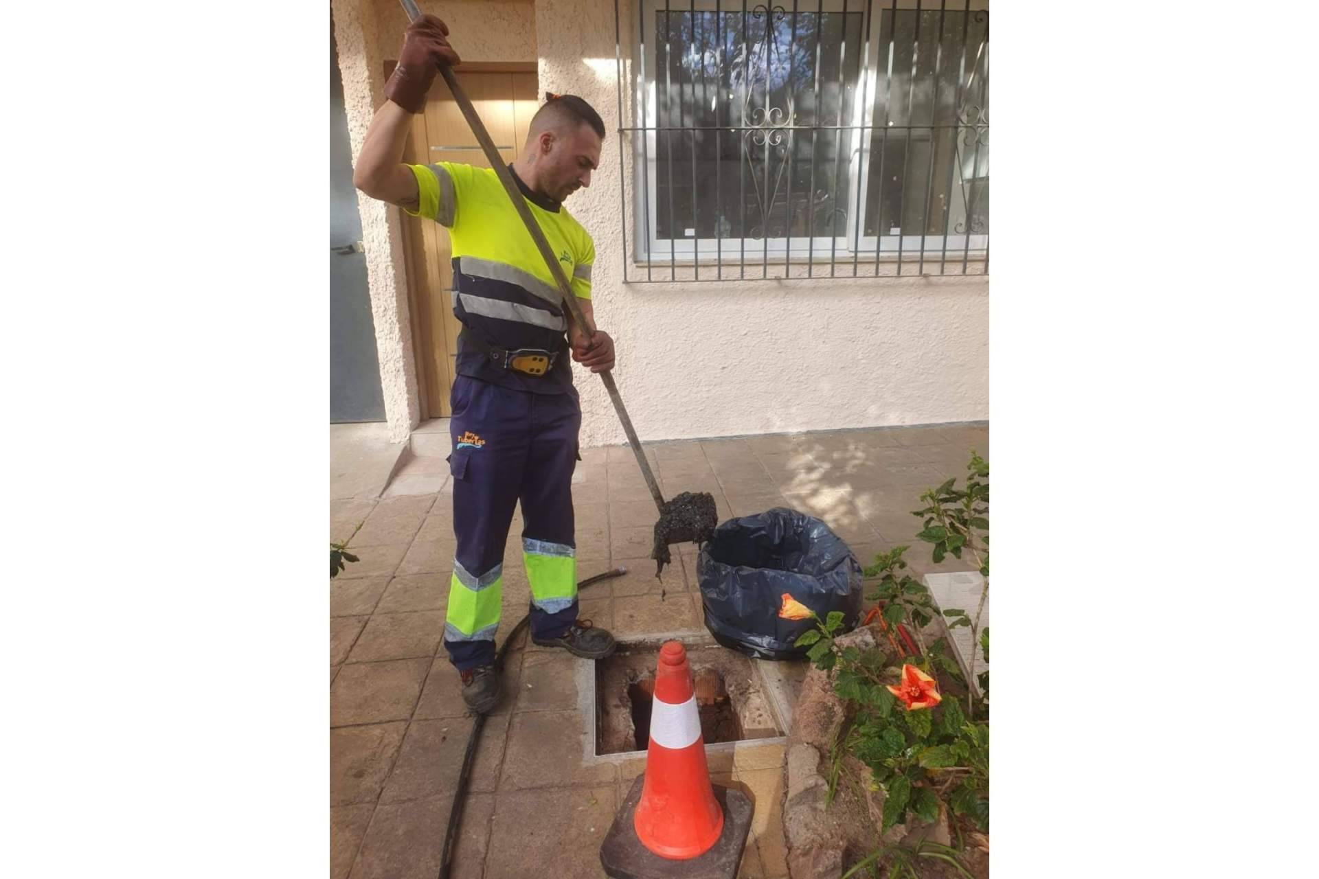 Rey Tuberías explica dónde obtener un servicio de desatoro 24h en Málaga