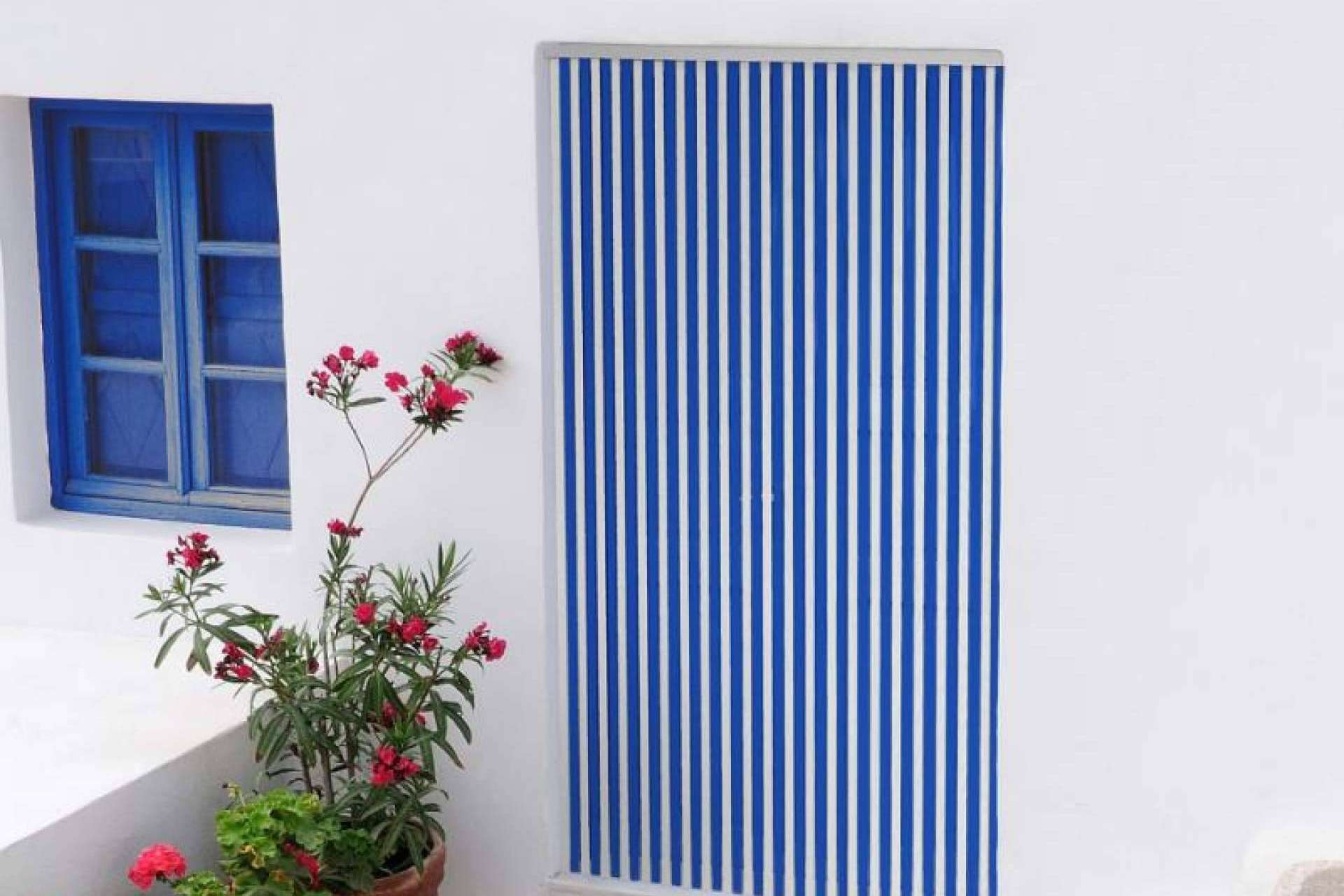 Las cortinas antimoscas son una solución decorativa y económica que ofrece Mosquiteras Baratas para impedir la entrada de insectos