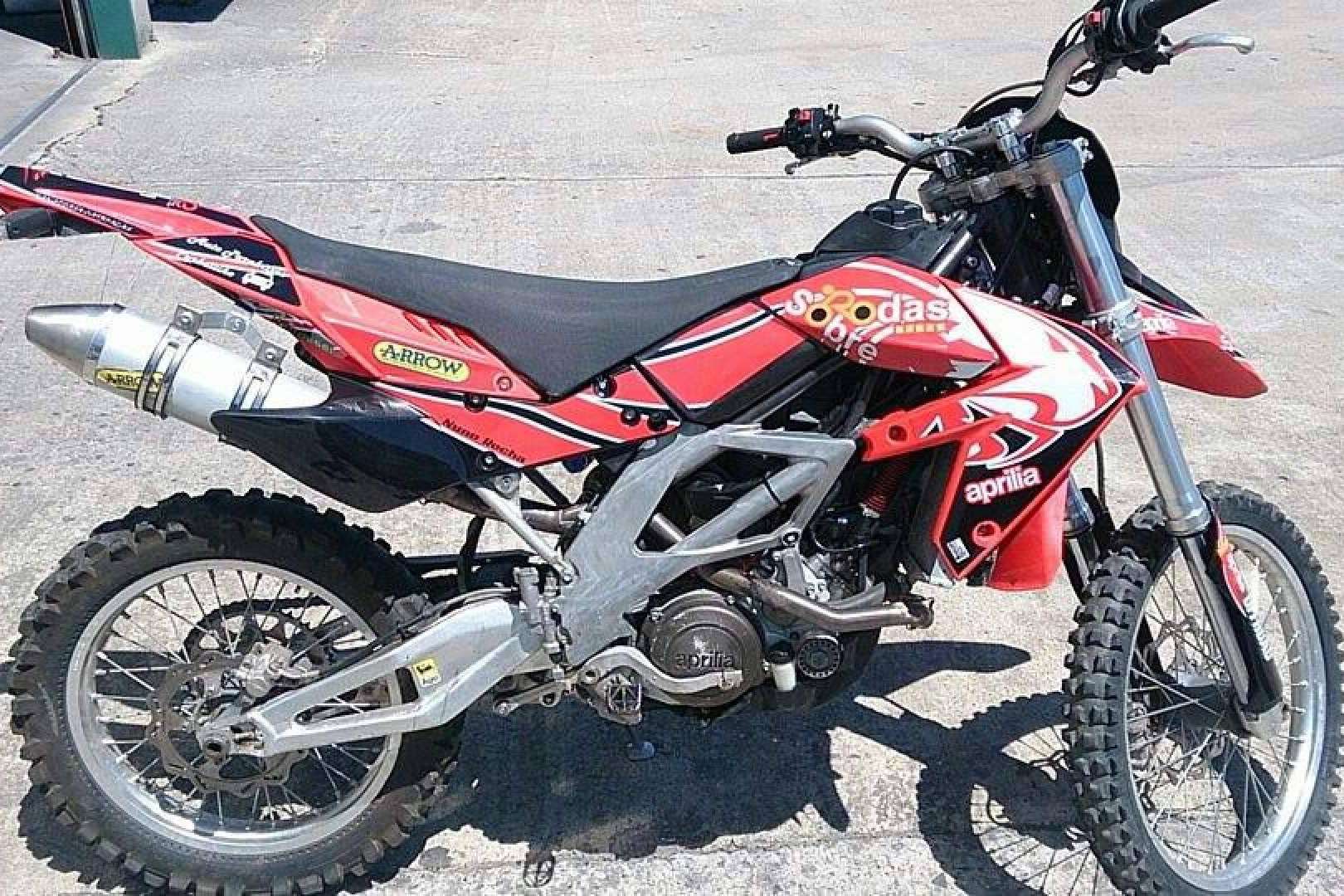 ADHESIVOSEMBARRADOS y sus pegatinas para moto personalizadas