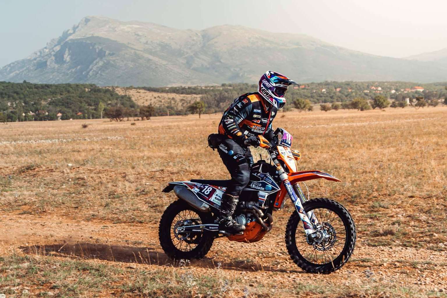 ADHESIVOSEMBARRADOS ofrece equipación offroad personalizada