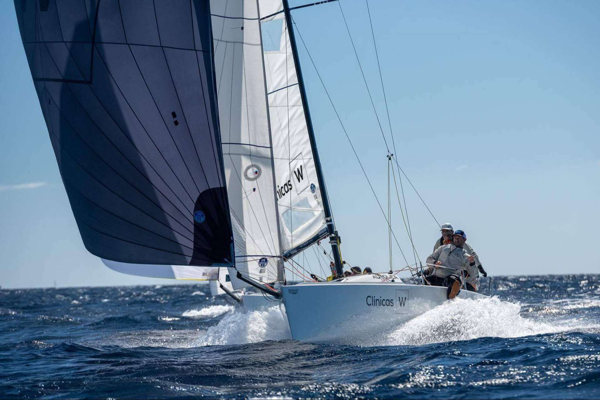 Clínicas W sigue en el podio de las Barcelona Winter Series de J70