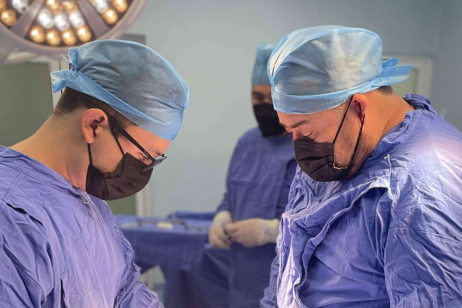 El cirujano Dr. Alan Hernández, experto en los casos de apendicitis aguda
