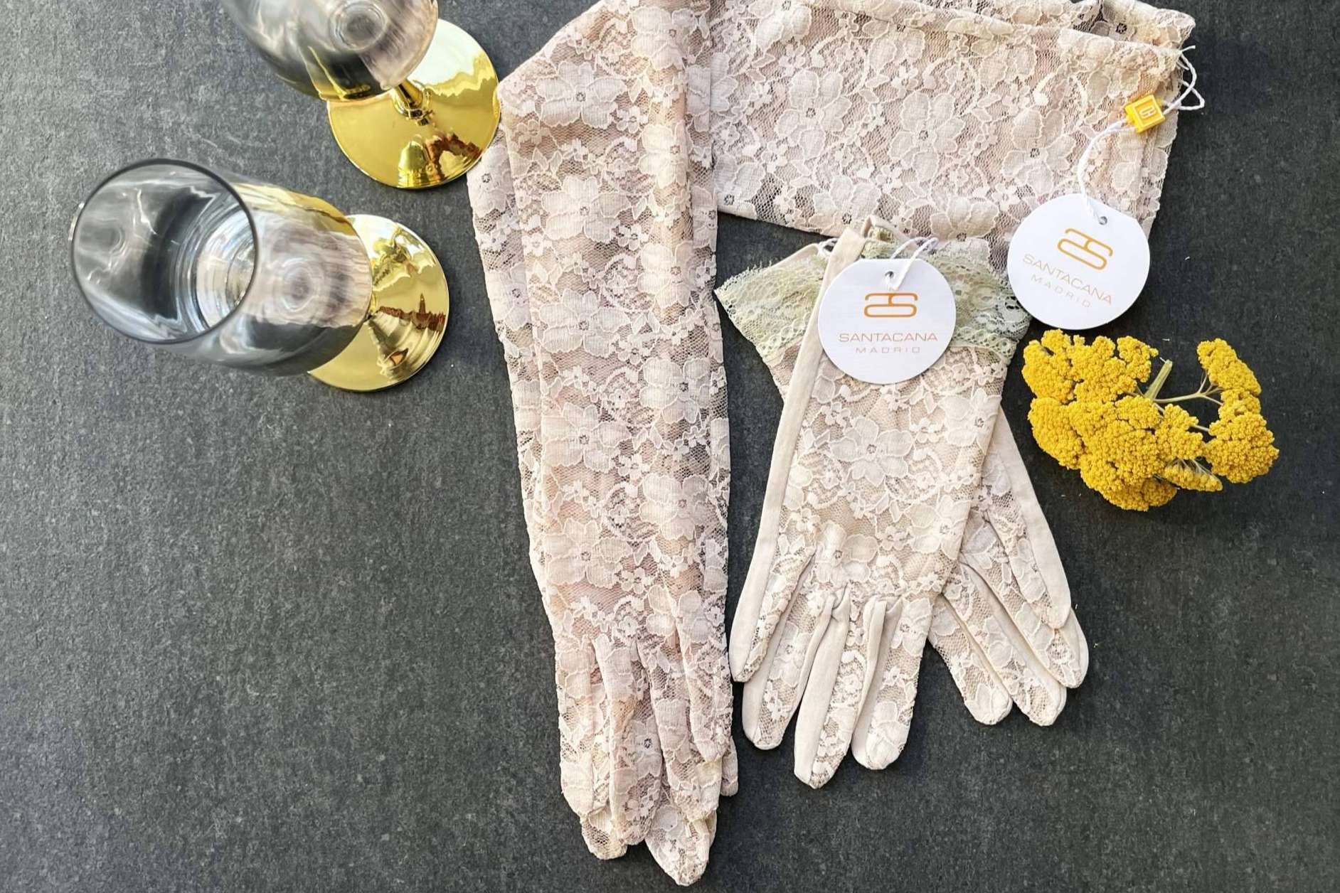 Santacana y sus diseños de guantes de ceremonia
