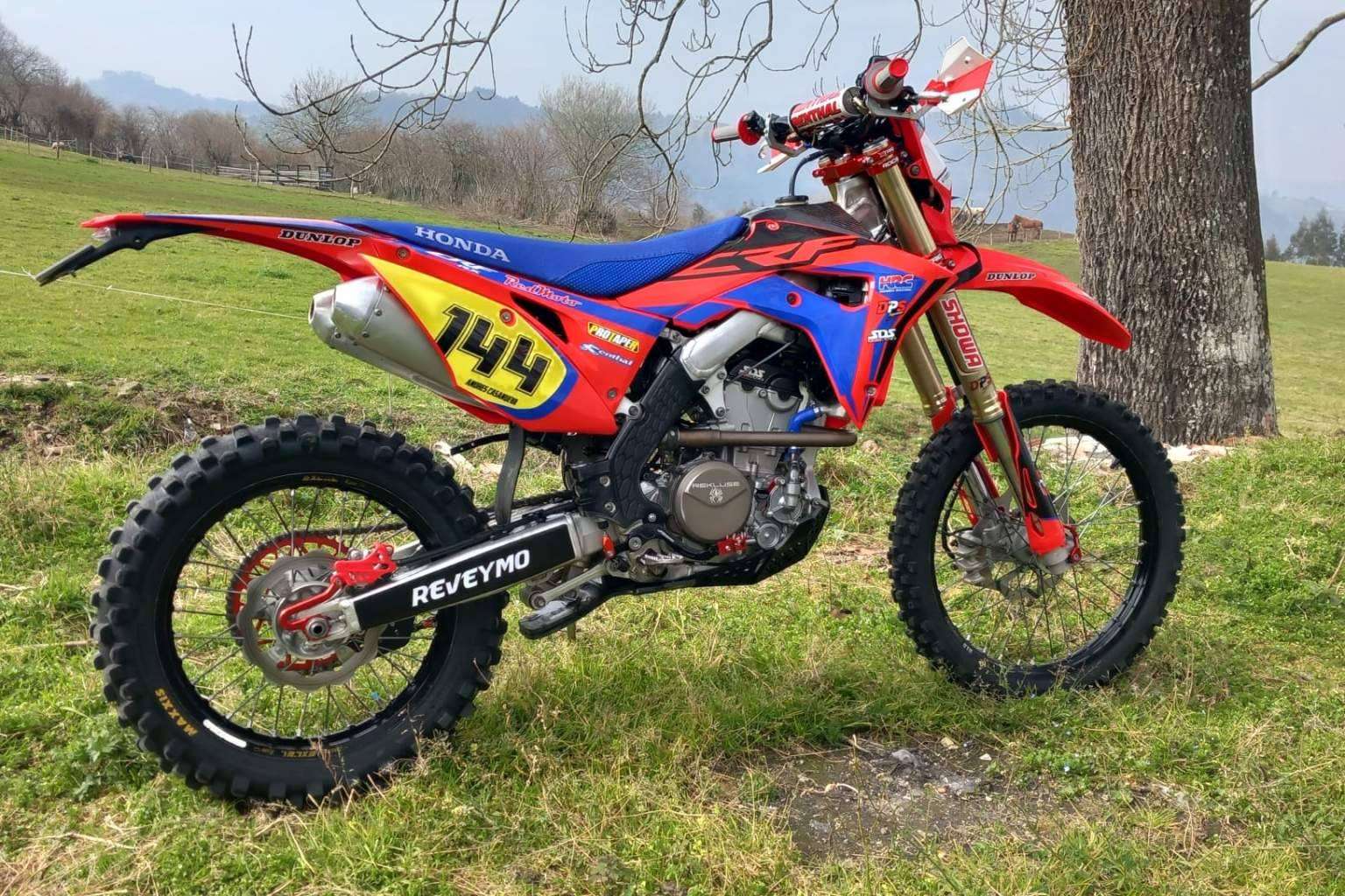 ADHESIVOSEMBARRADOS ofrece plásticos y adhesivos para motos off-road