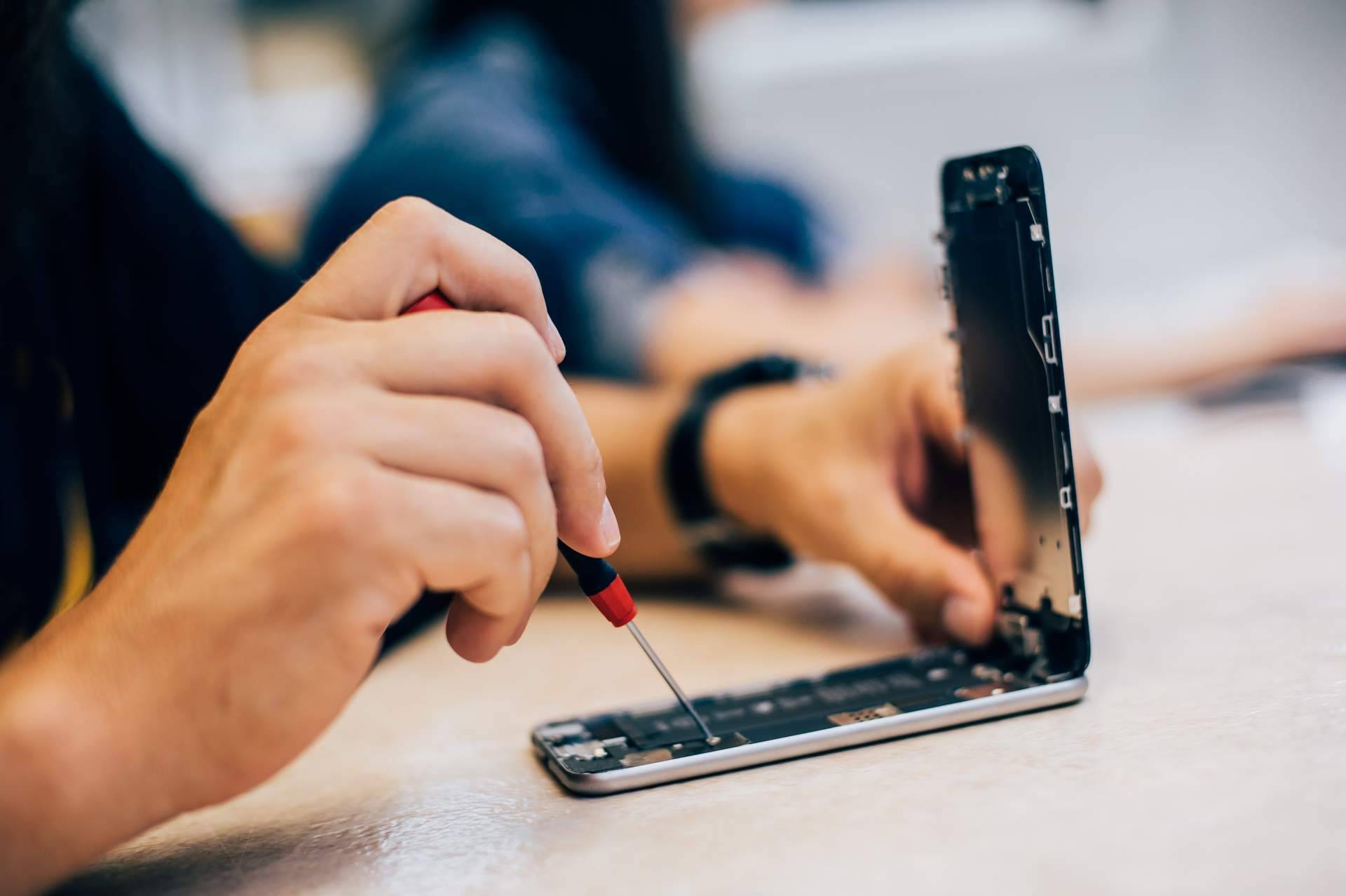 Reparar un teléfono móvil en casa o en tienda con la solución rápida y eficiente de Mundo del Móvil