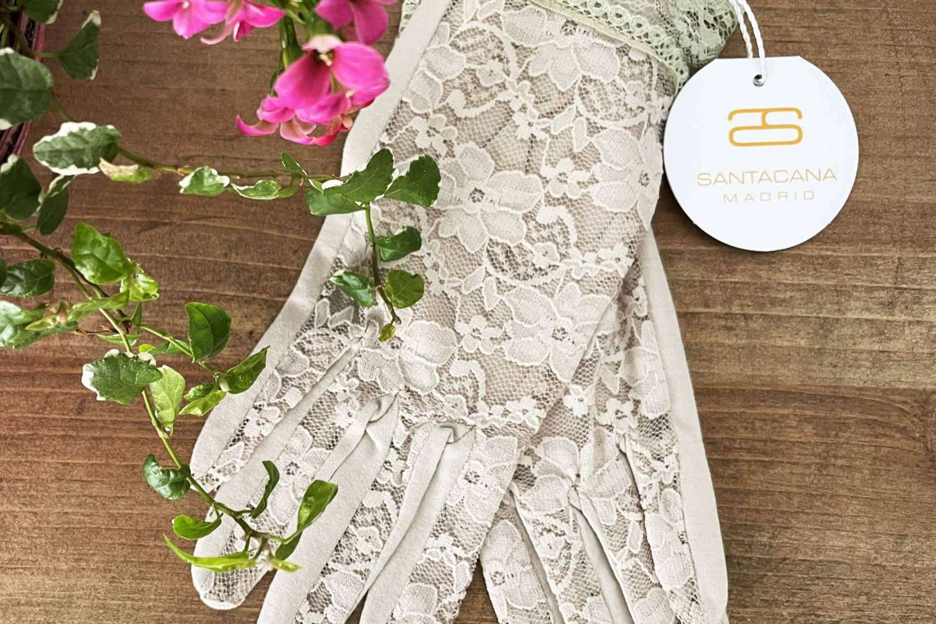 Santacana, el arte de la elegancia en guantes largos para asistir a eventos especiales