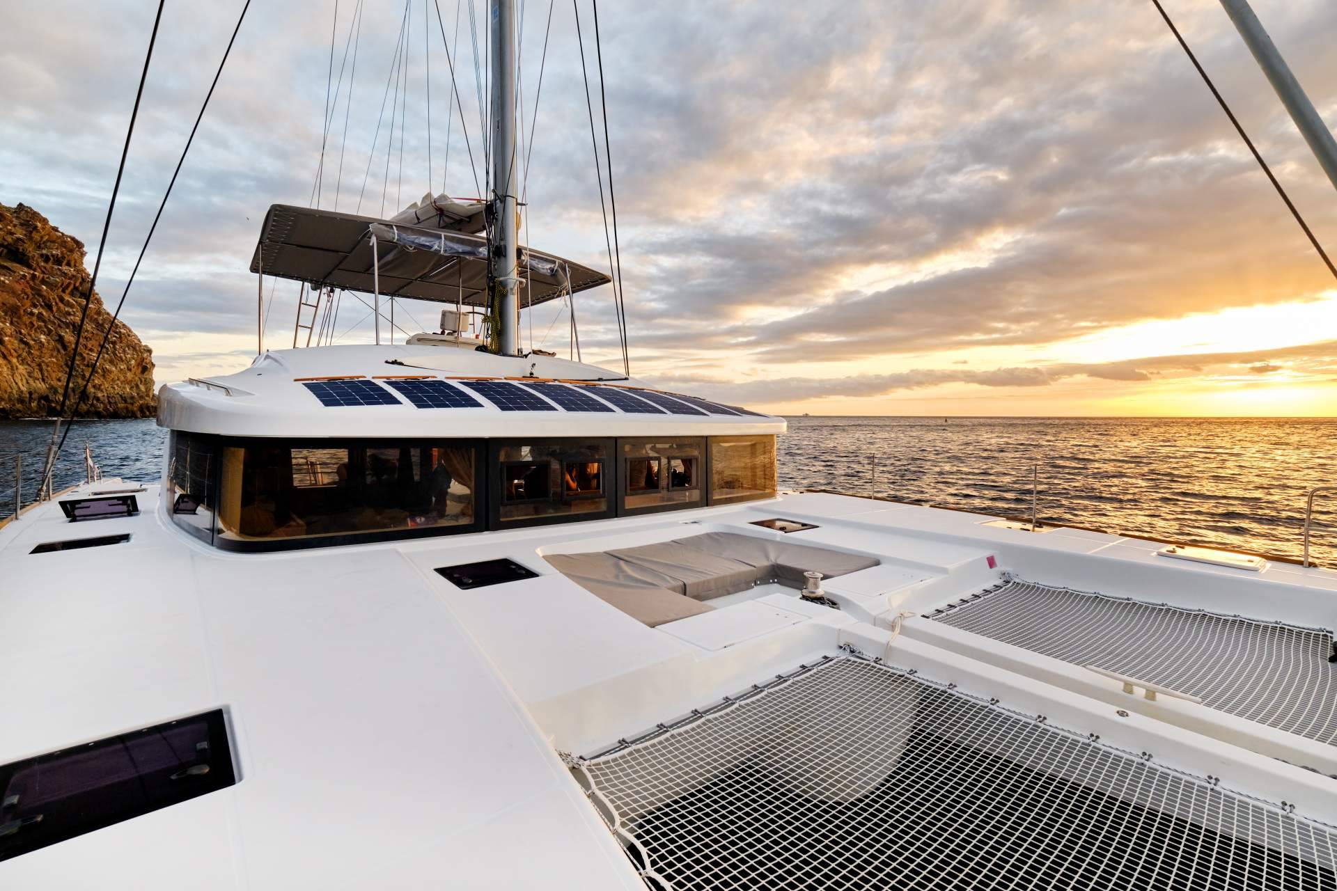 Un hotel dentro del mar, la experiencia de alquilar un catamarán en Barcelona de la mano de Sondevela