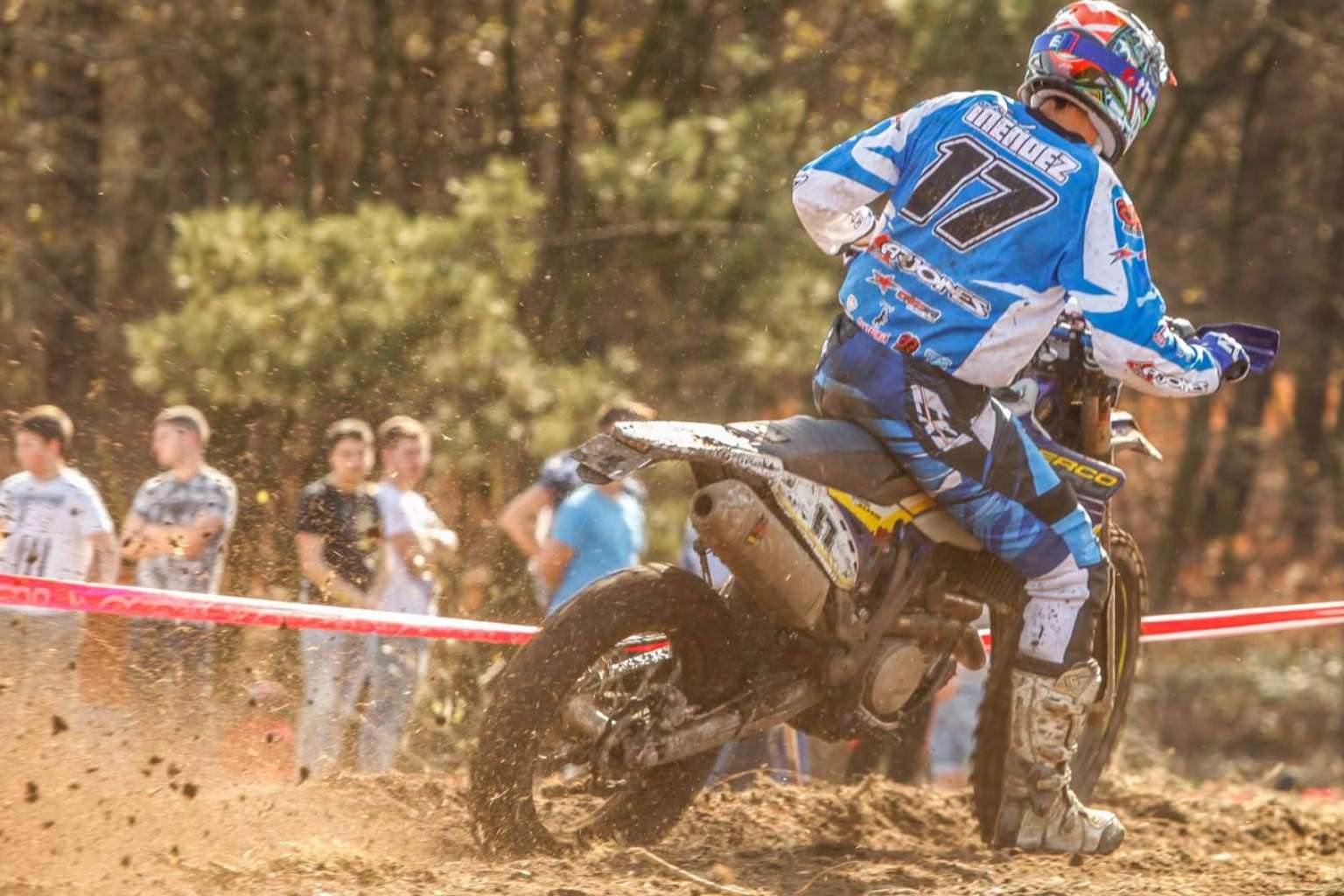 ADHESIVOSEMBARRADOS ofrece adhesivos para moto offroad