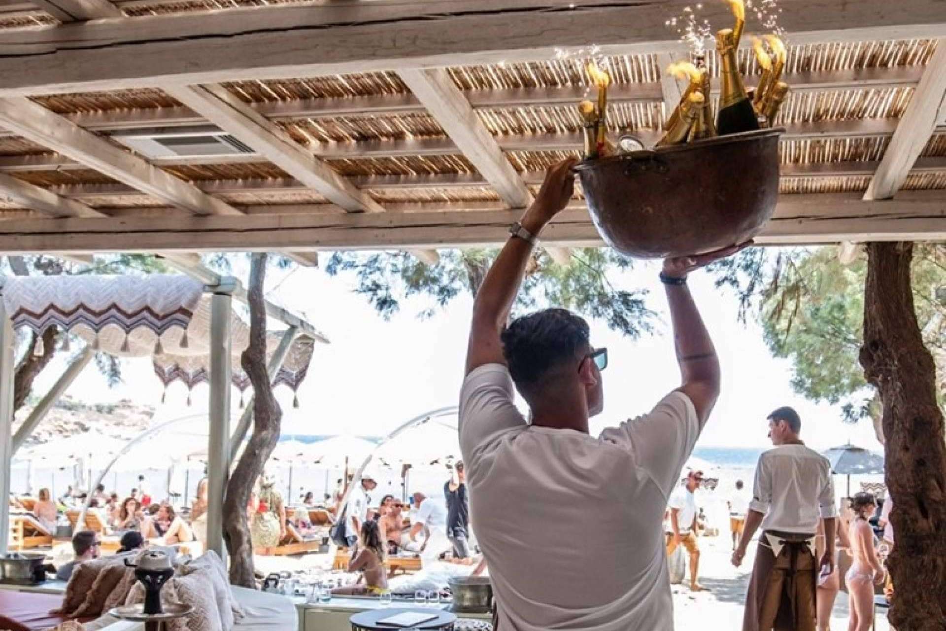 LuxGroup ofrece lujo y aventuras increíbles en los clubes de playa en Mykonos
