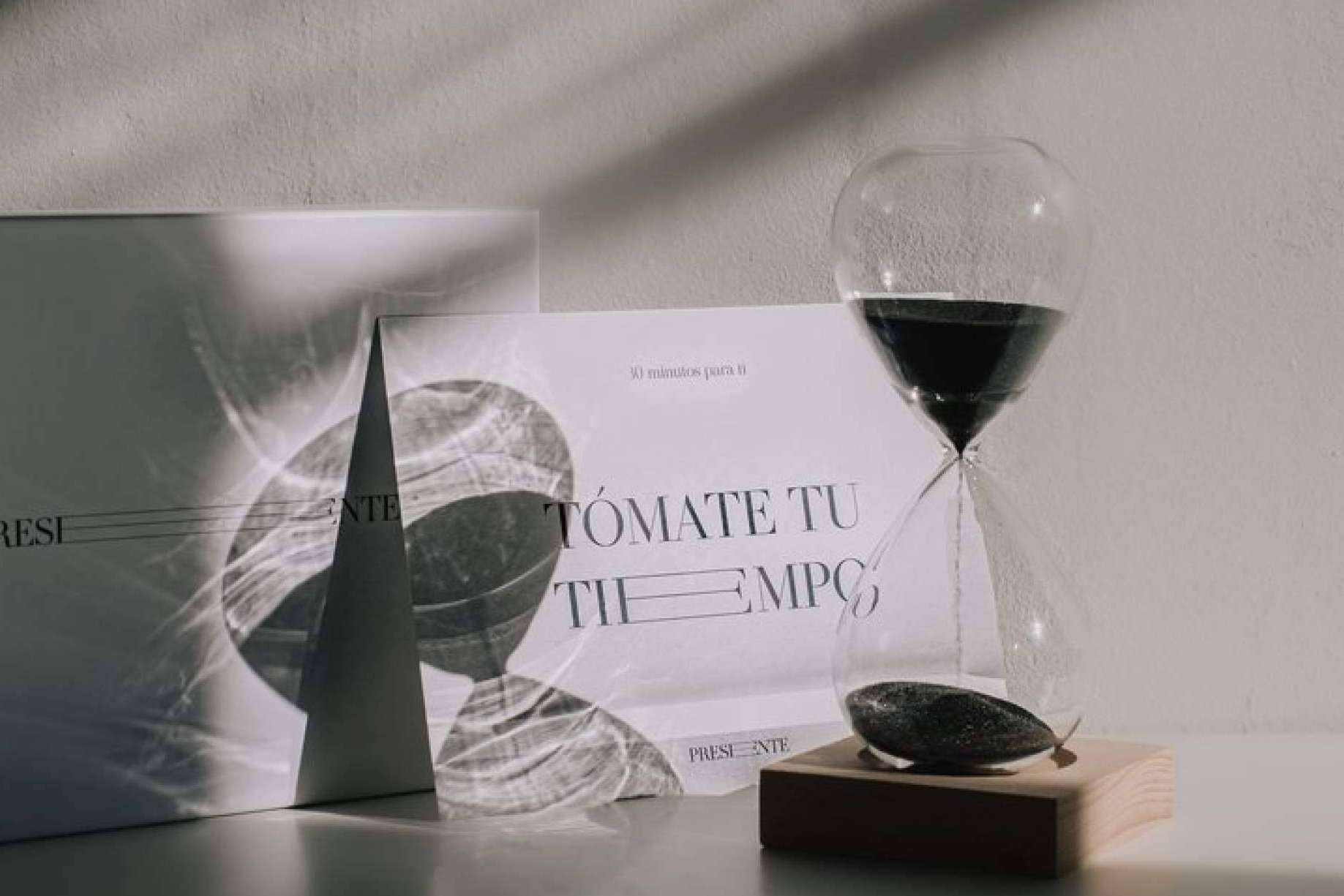 Preseeente y la posibilidad de regalar tiempo mediante un reloj de arena con base de madera