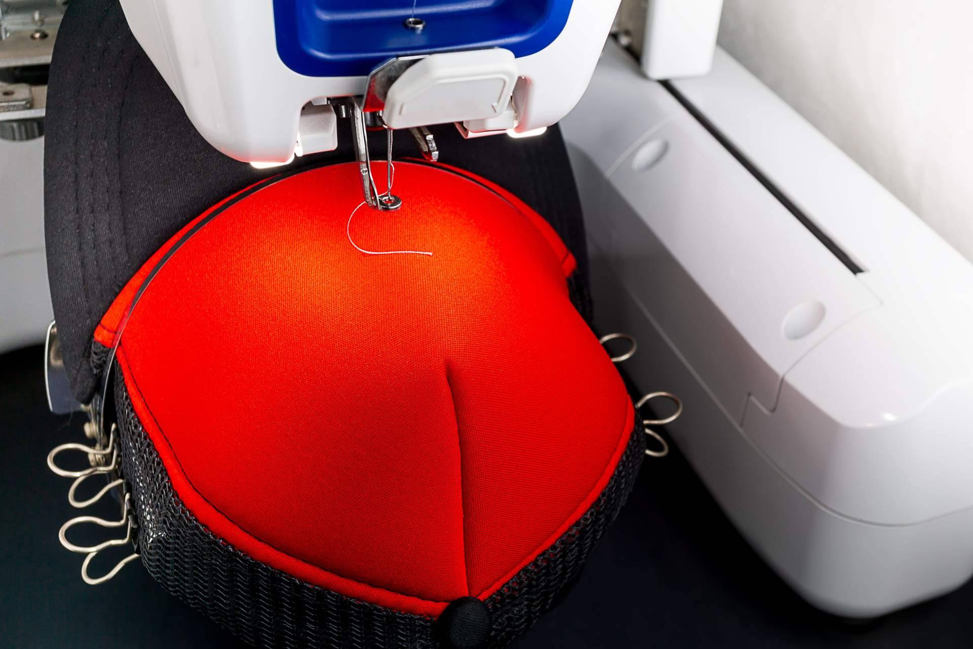 Bordados computarizados en productos promocionales resaltan la imagen de marca