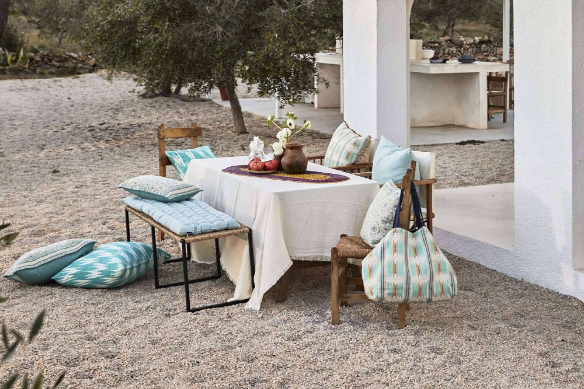 Calma House ofrece colección de cojines, pareos y artículos para el verano en color turquesa