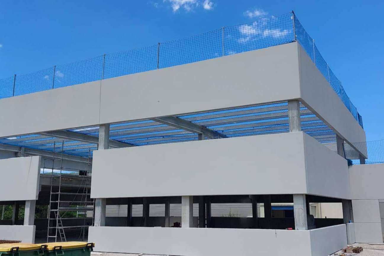 Prevención de caídas en el sector de construcción industrial con las redes horizontales de Redes y Protección