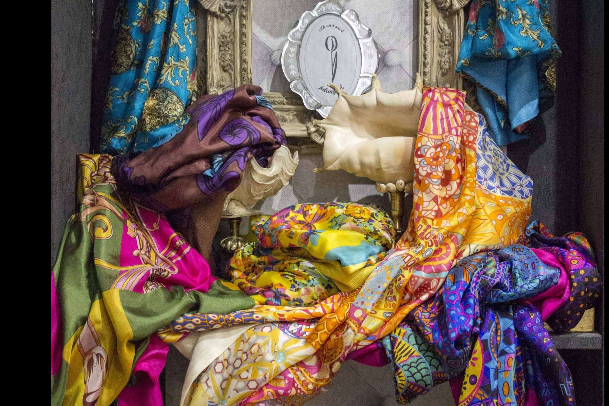 Tienda online especializada en la venta de kimonos a medida, fulares y pañuelos de seda y bufandas de mujeren Zaragoza