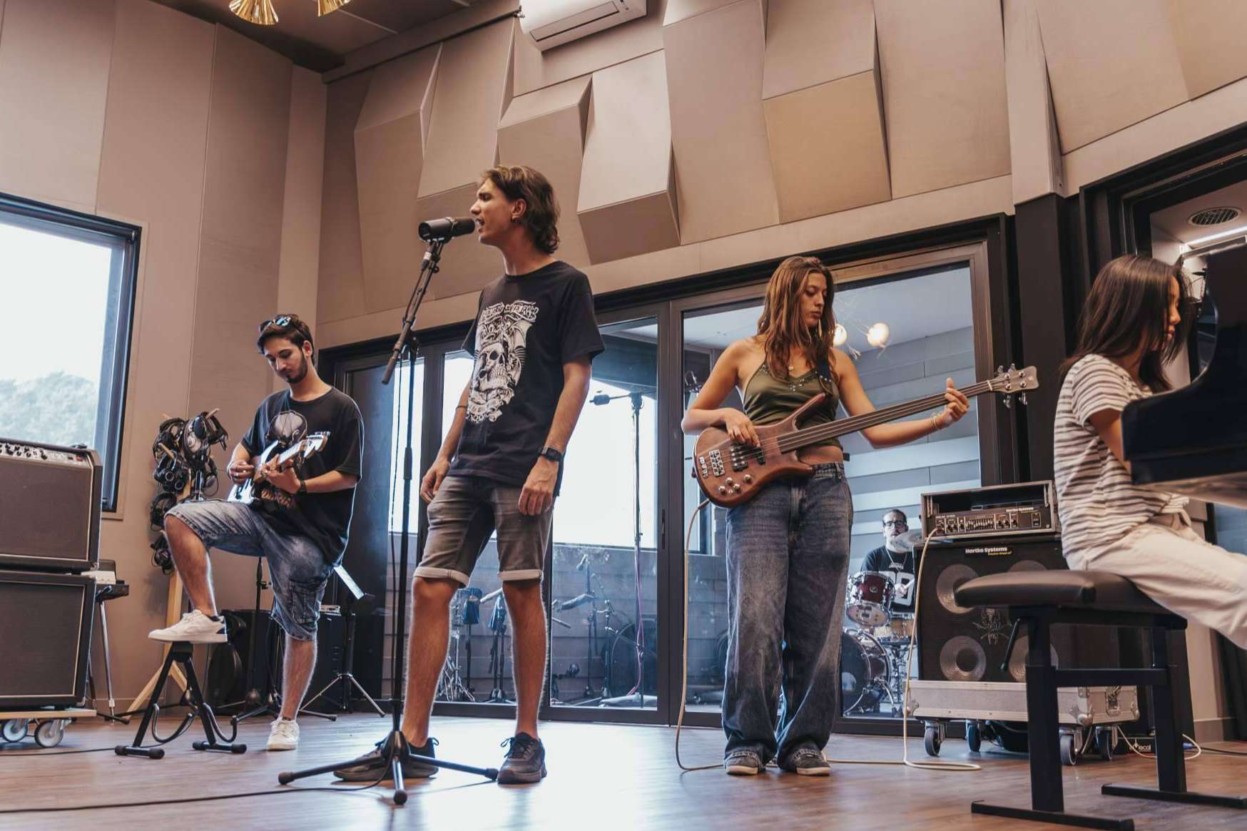 ¿Cómo la producción musical puede ayudar a músicos y cantantes?, por Eumes