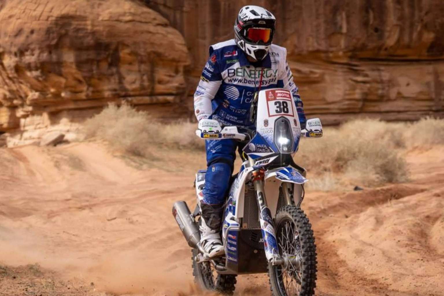 ADHESIVOSEMBARRADOS revoluciona la equipación para moto offroad con diseños personalizados
