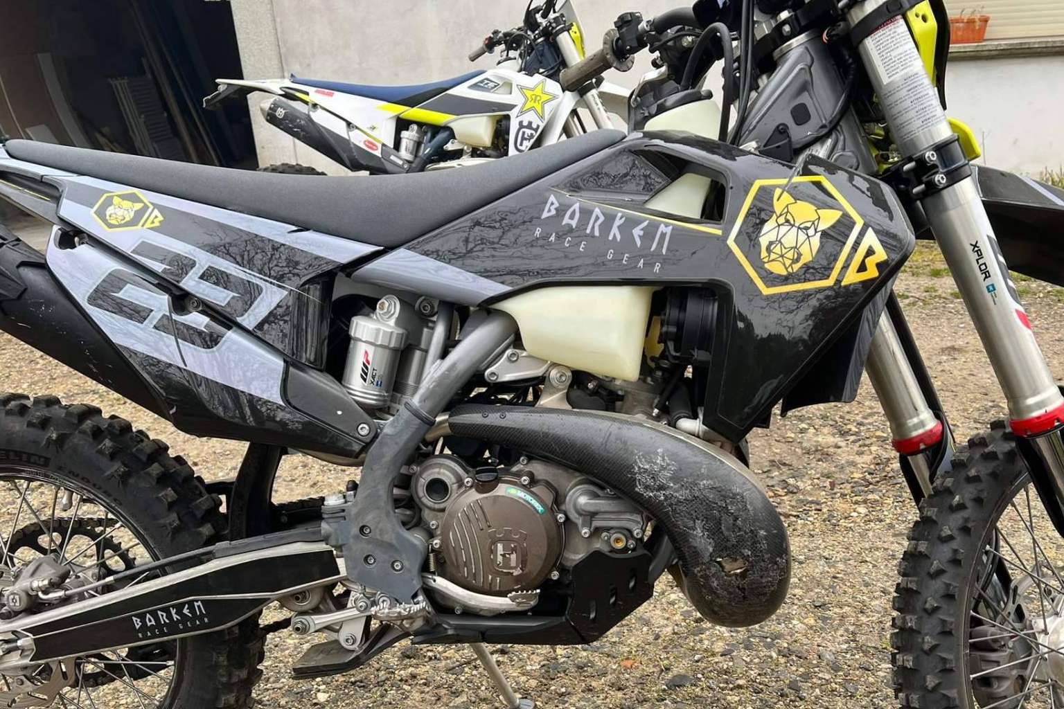 ADHESIVOSEMBARRADOS revoluciona el mercado de adhesivos para motos de enduro