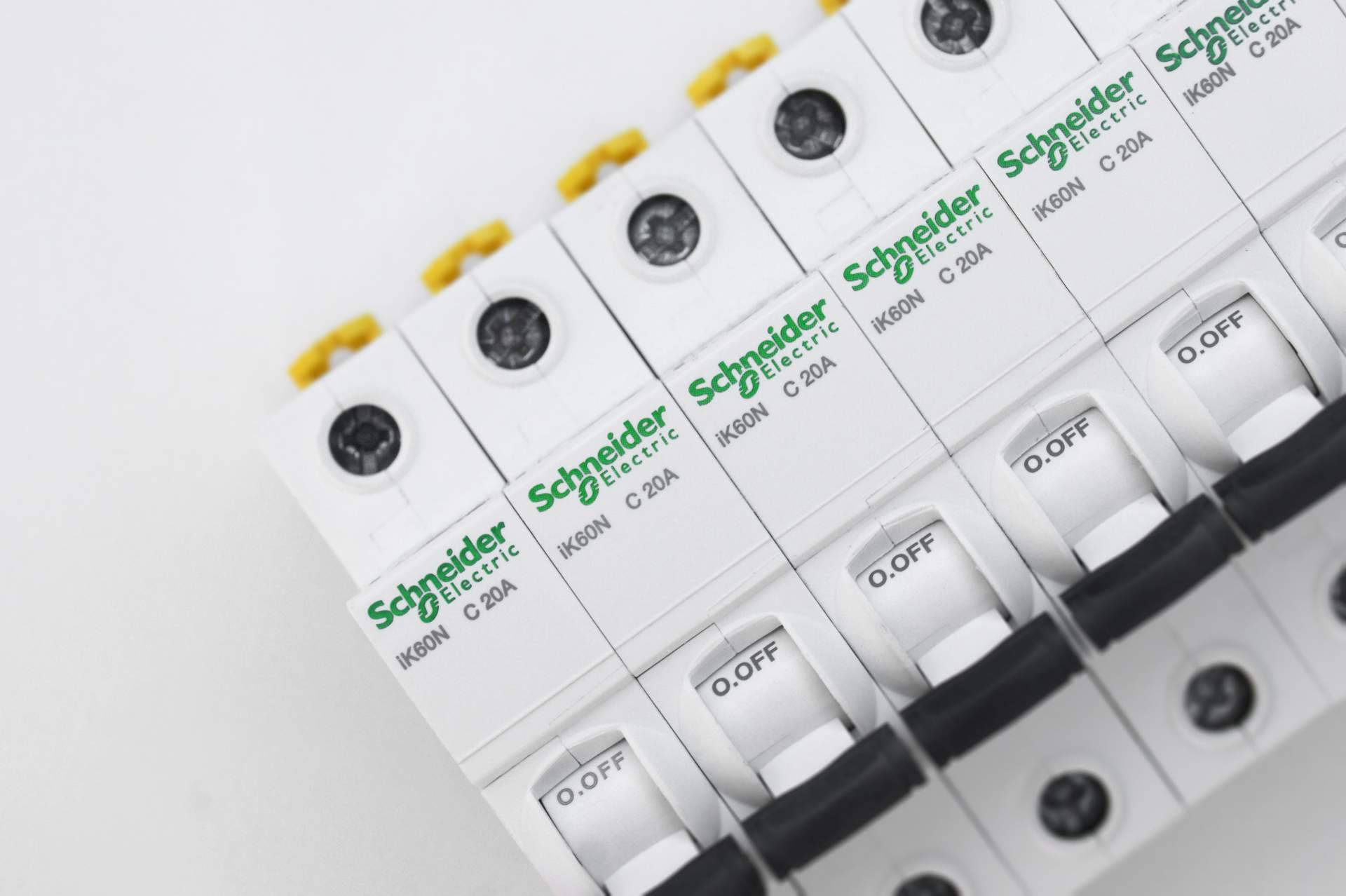 Cadenza Electric se consolida como proveedor líder de material eléctrico de Schneider Electric
