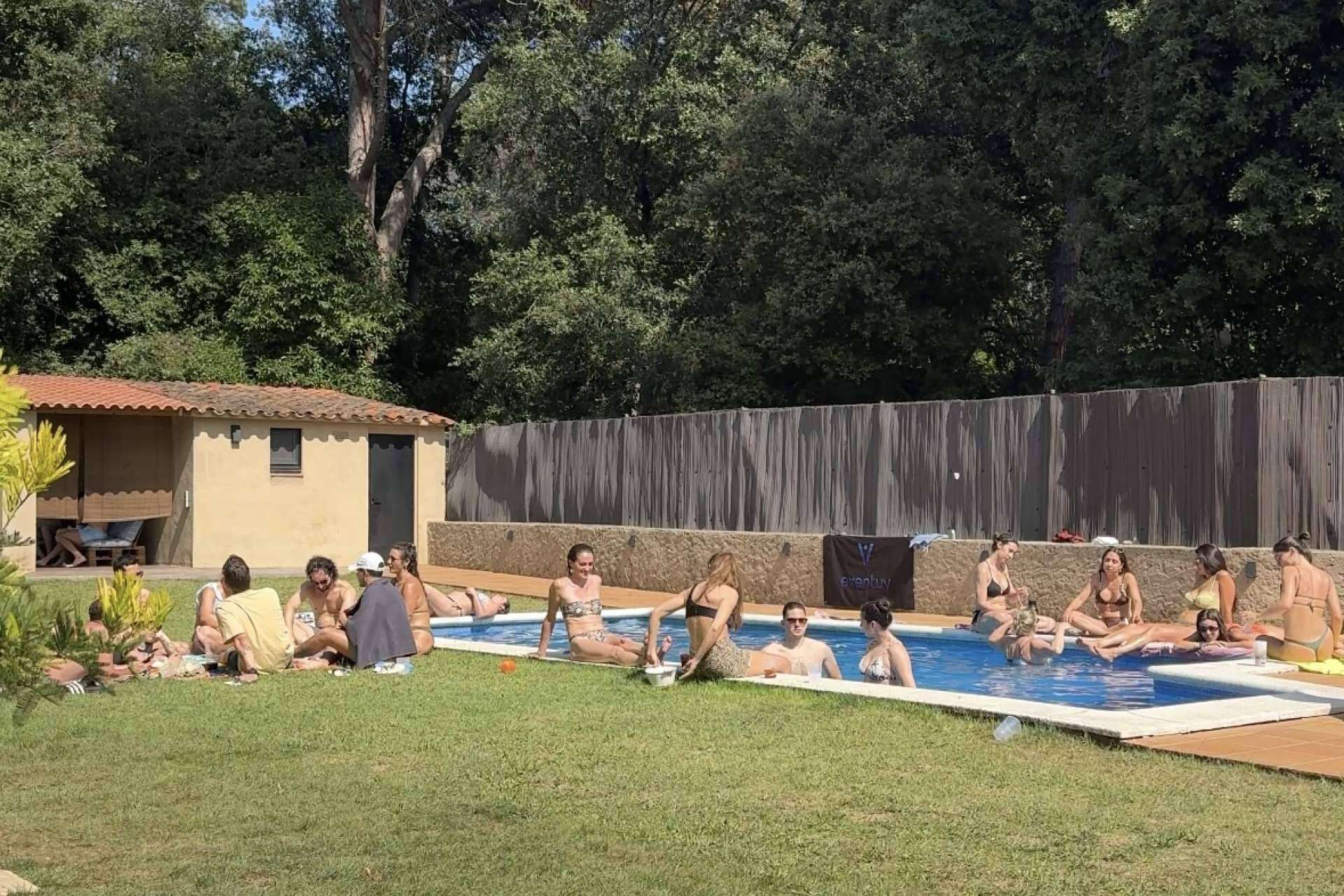 Nueva tendencia en España; alquilar el jardín, piscina o casa por horas para eventos