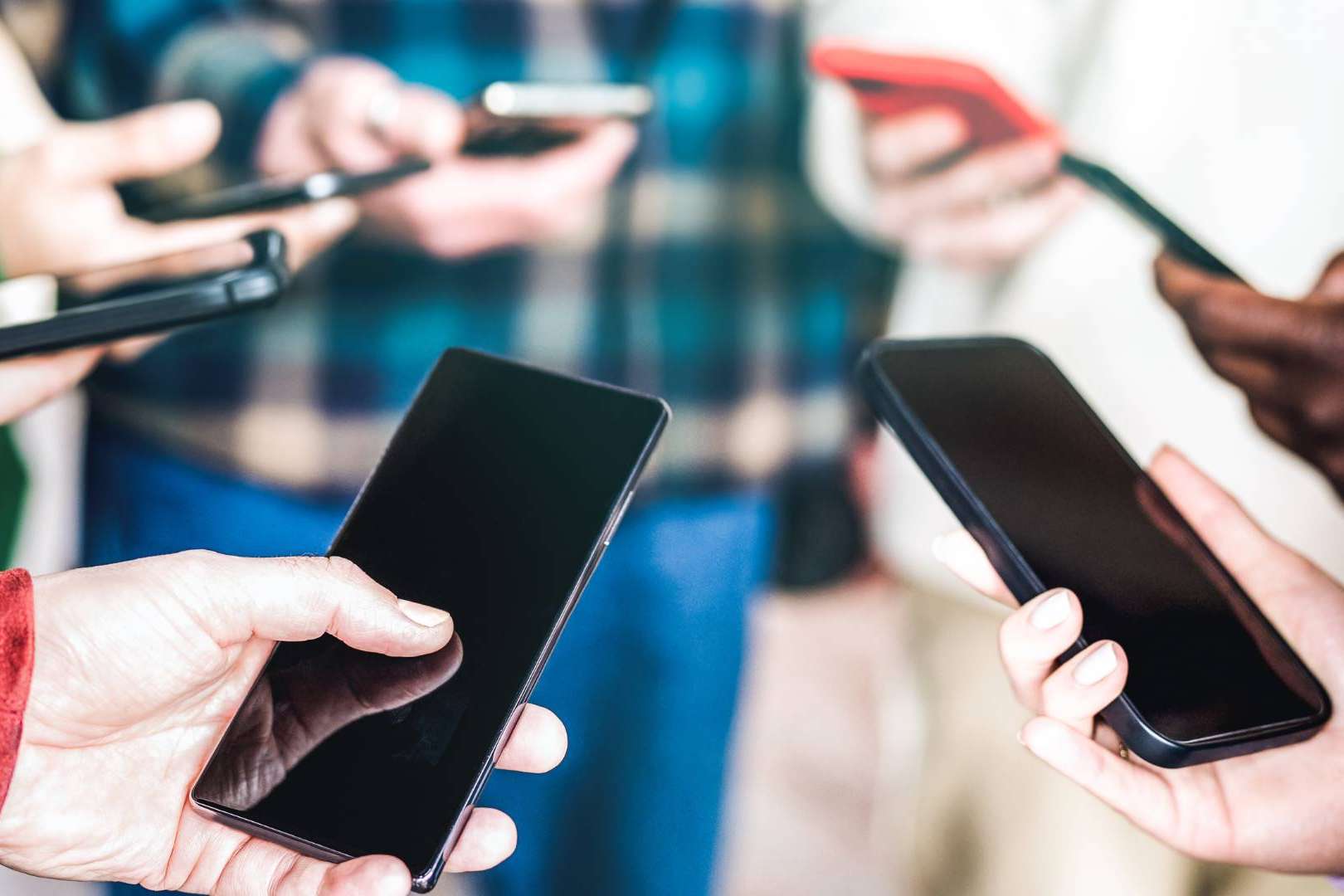 Riesgos crecientes y falta de control, por qué las empresas están dejando de usar WhatsApp internamente