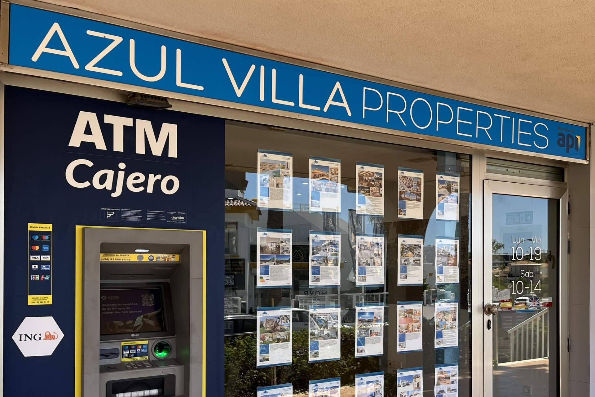 Azul Villa ofrece a clientes polacos un servicio inmobiliario completo en España desde hace 25 años