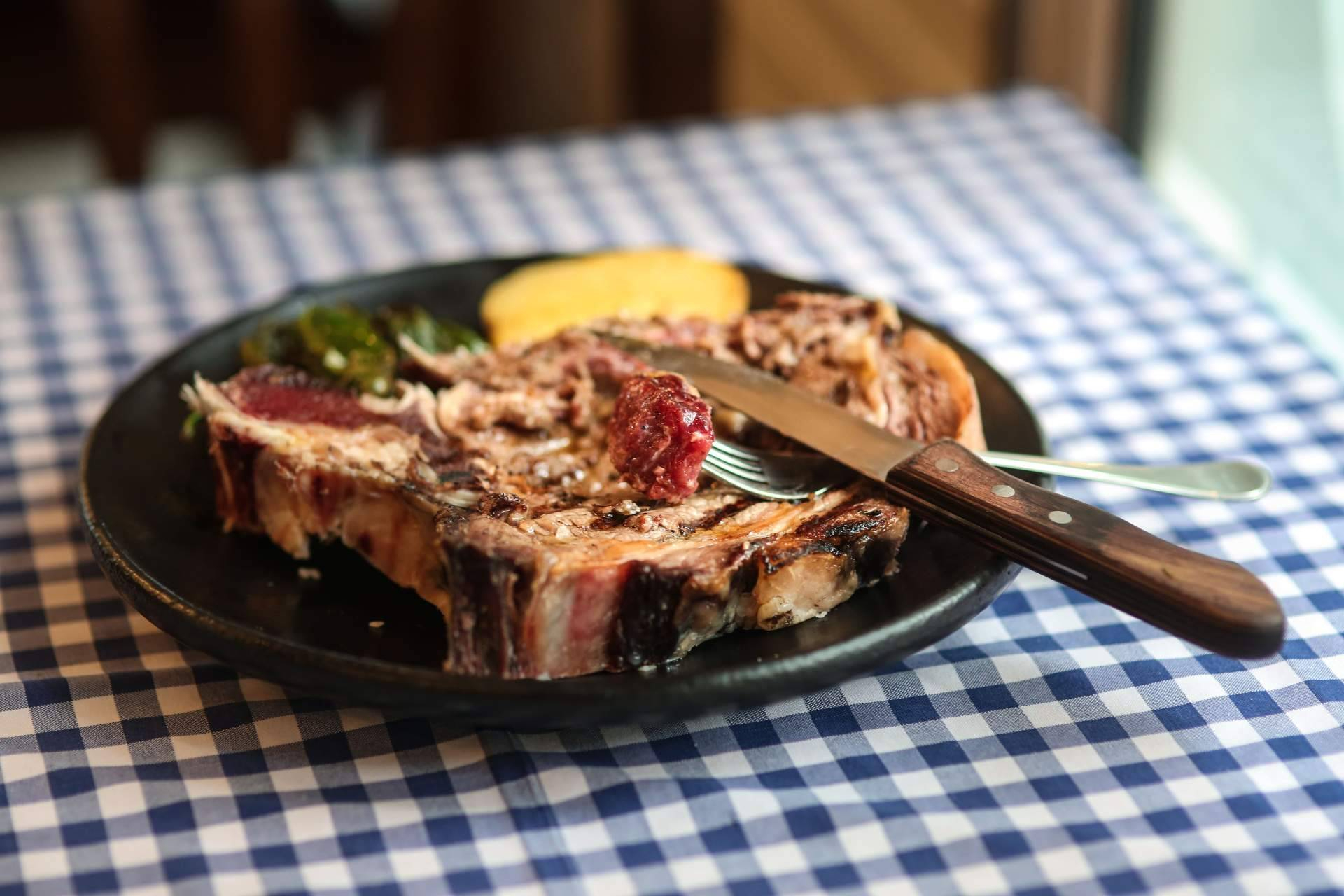 La brasa como eje culinario en Pasa Tapas, restaurante emblemático de la Barceloneta