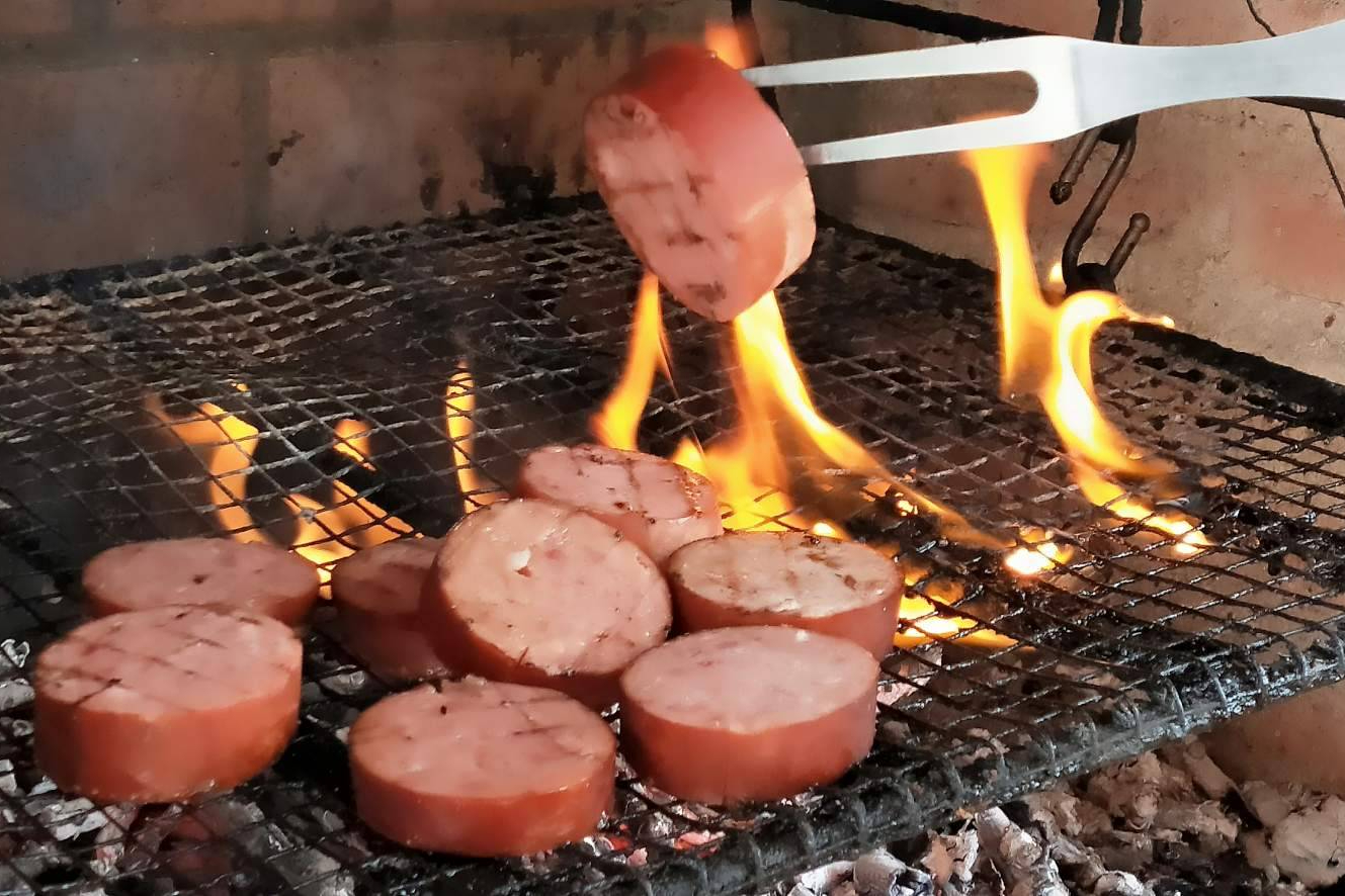 Los embutidos latinoamericanos auténticos de D’Carnilsa ganan terreno en restaurantes y tiendas especializadas