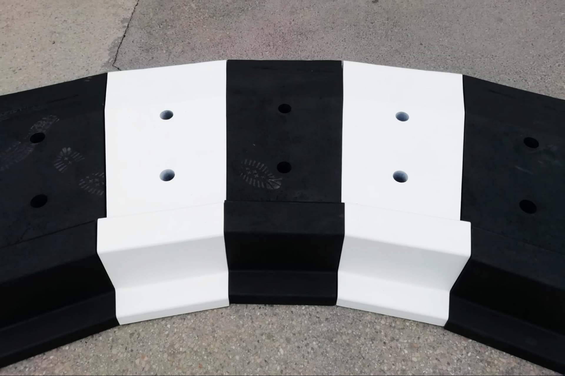 Abadecom apuesta por la movilidad segura con su innovadora rotonda modular de plástico reciclado
