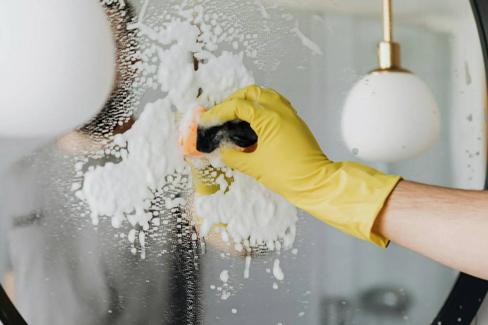 Un riesgo invisible en casa; lo que contienen muchos productos de limpieza