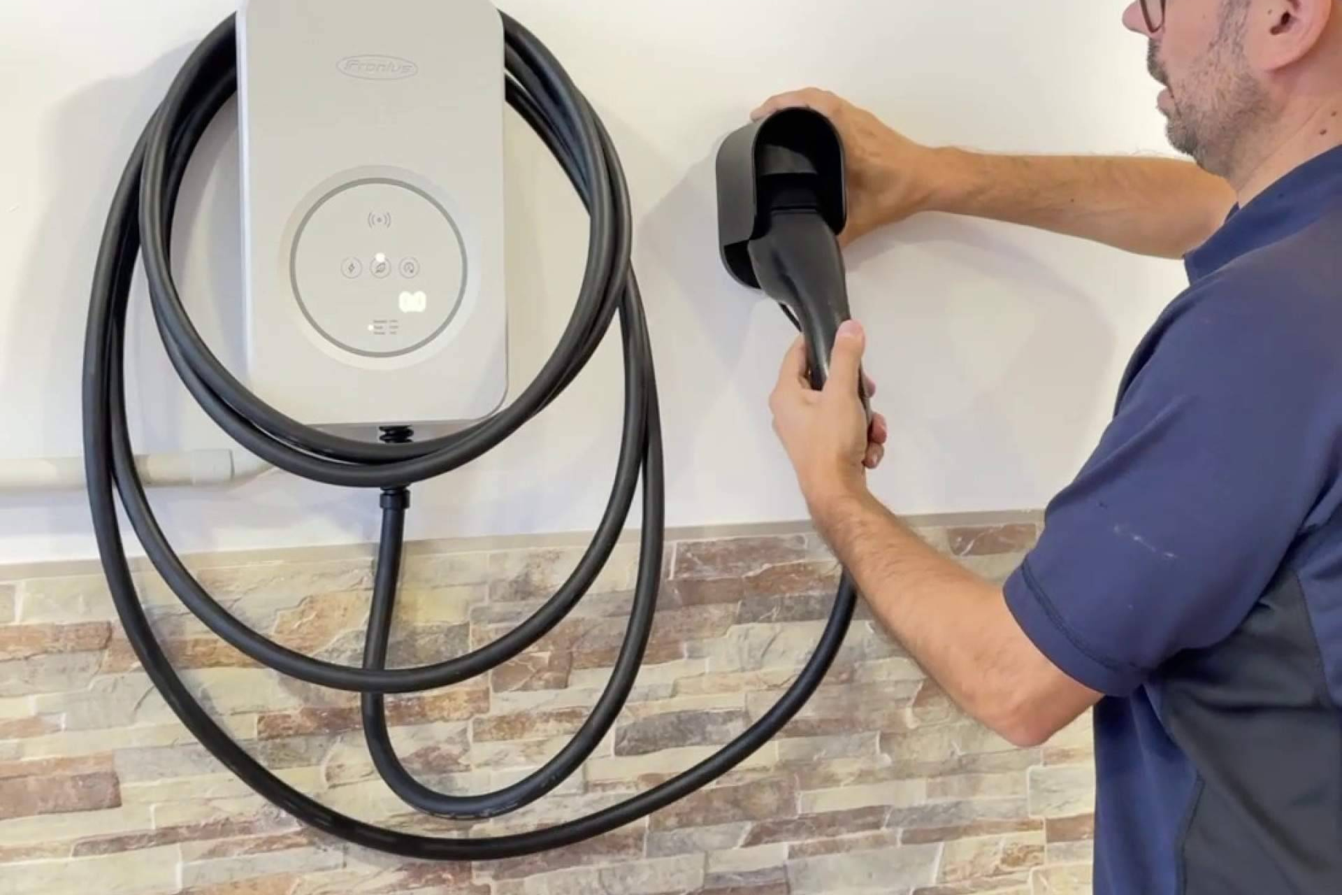 Cargadores de coches eléctricos; Instalaciones Porcuna impulsa la recarga en casa y en negocio con un servicio integral