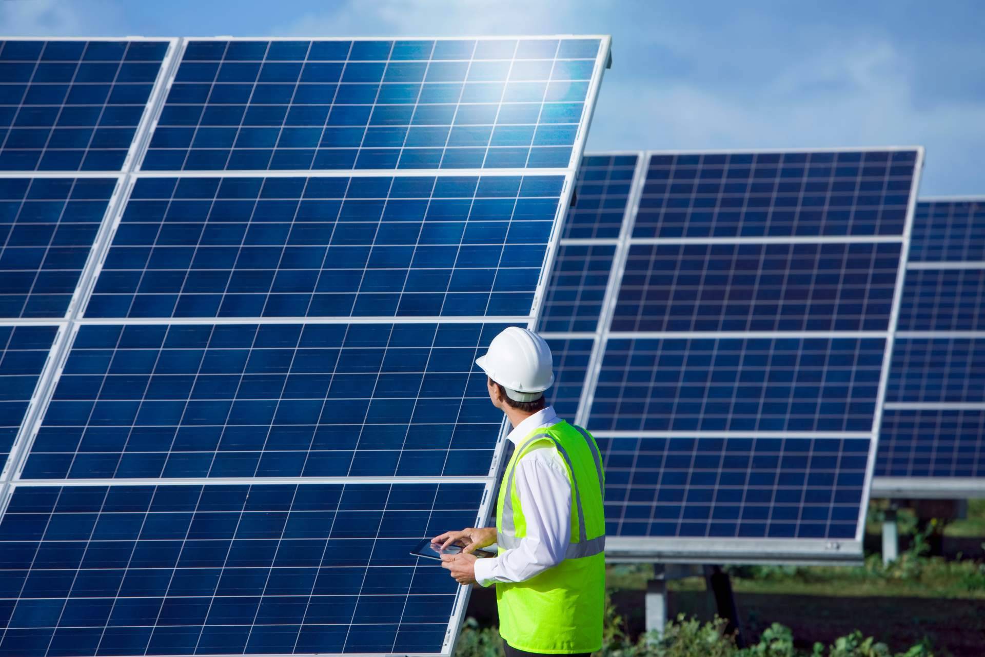 Placas solares en Sevilla; Geesol refuerza su servicio local para hogares y empresas