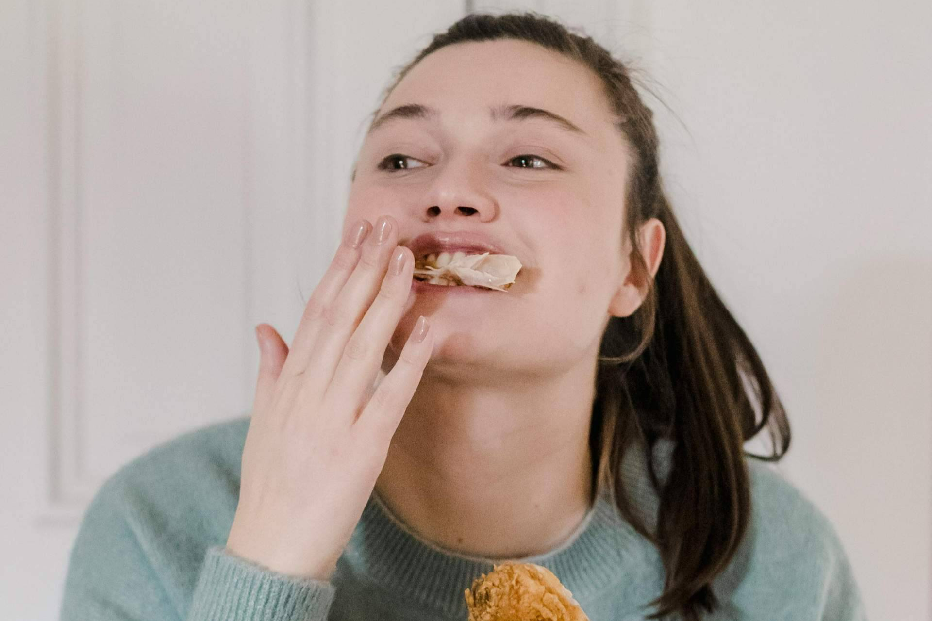 Lo que realmente provoca un atracón (y no tiene que ver con la comida)